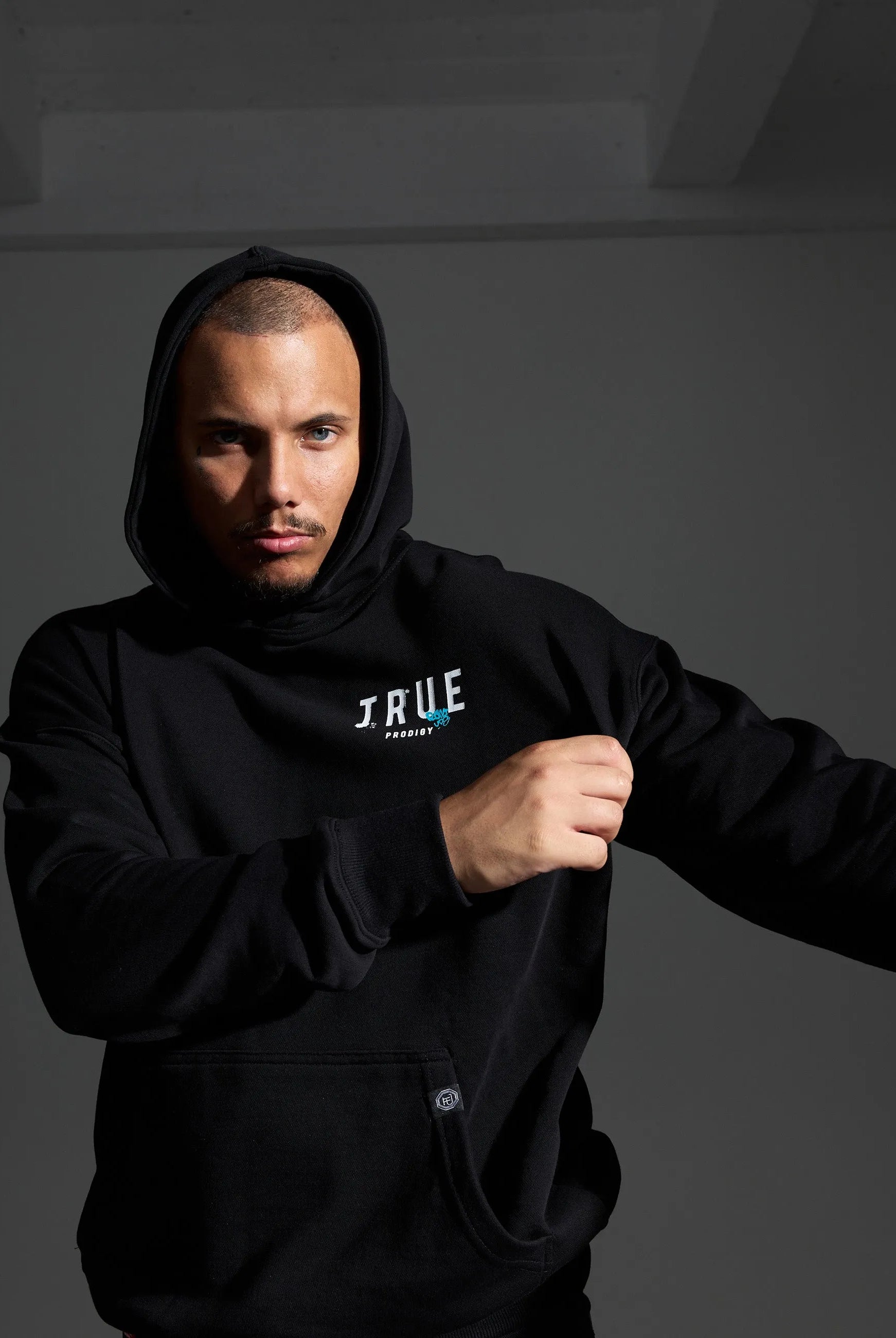 Modelbild mit schwarzem Hoodie