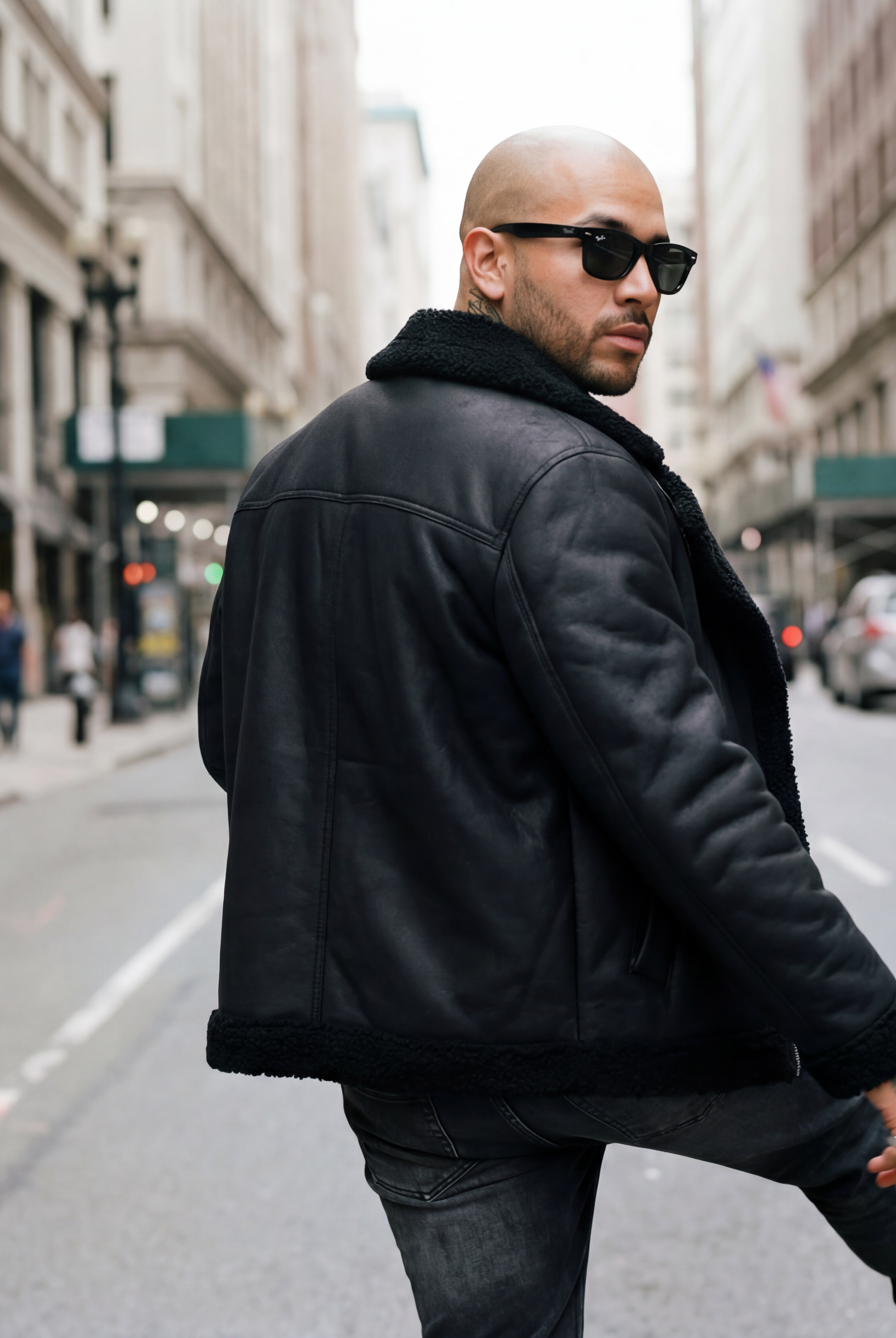 Lederjacke im Winter tragen: So stylst du sie warm und trendy 2026