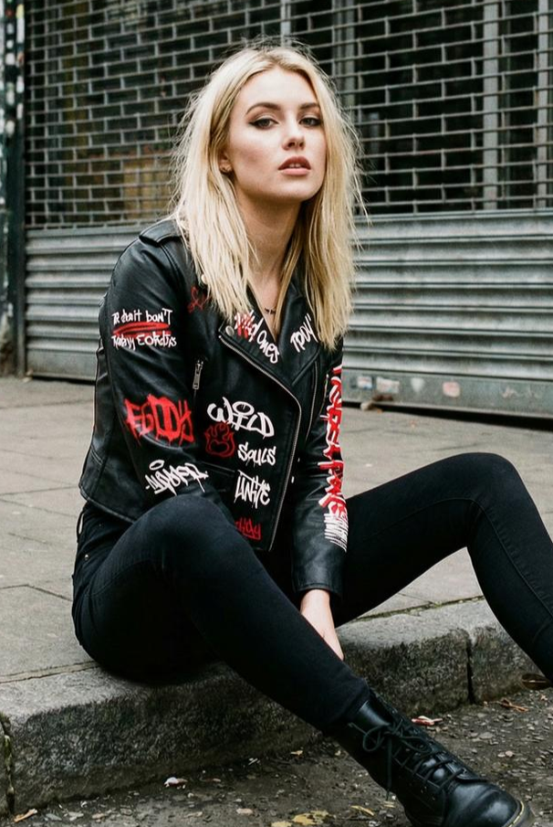 Die coolsten Damen Lederjacken-Trends 2026: Styles, Farben & Outfits für jede Figur