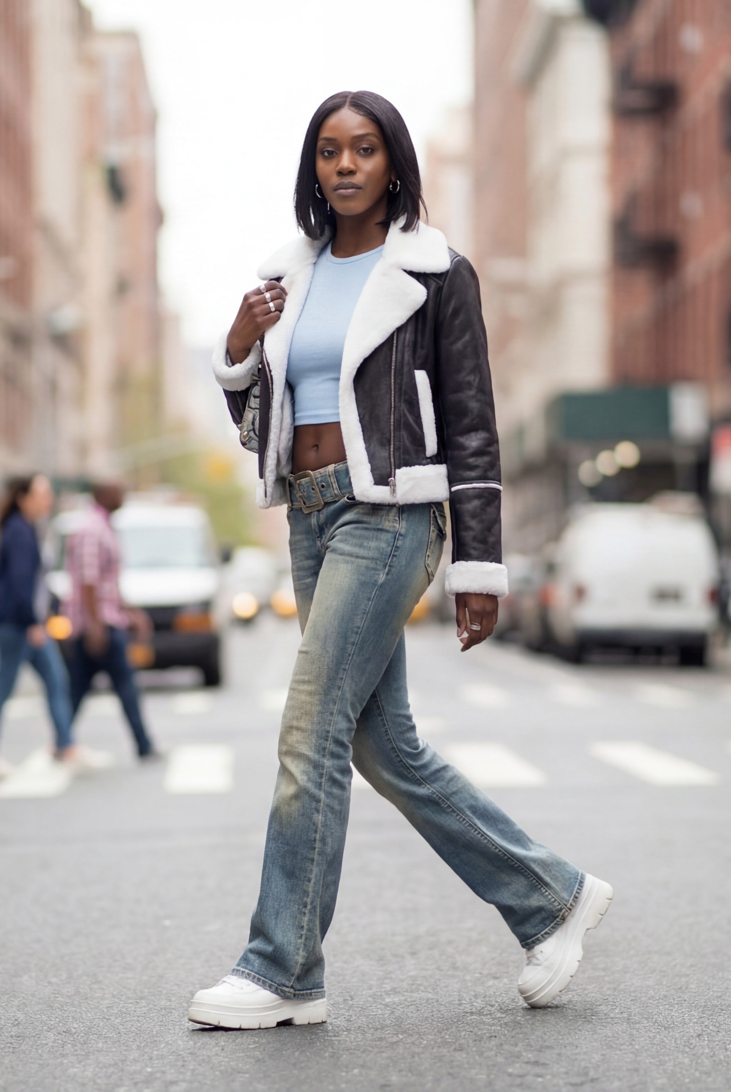Lederjacke kombinieren 2026: Die besten Outfits mit Braun, Wildleder & den neuen Trendfarben