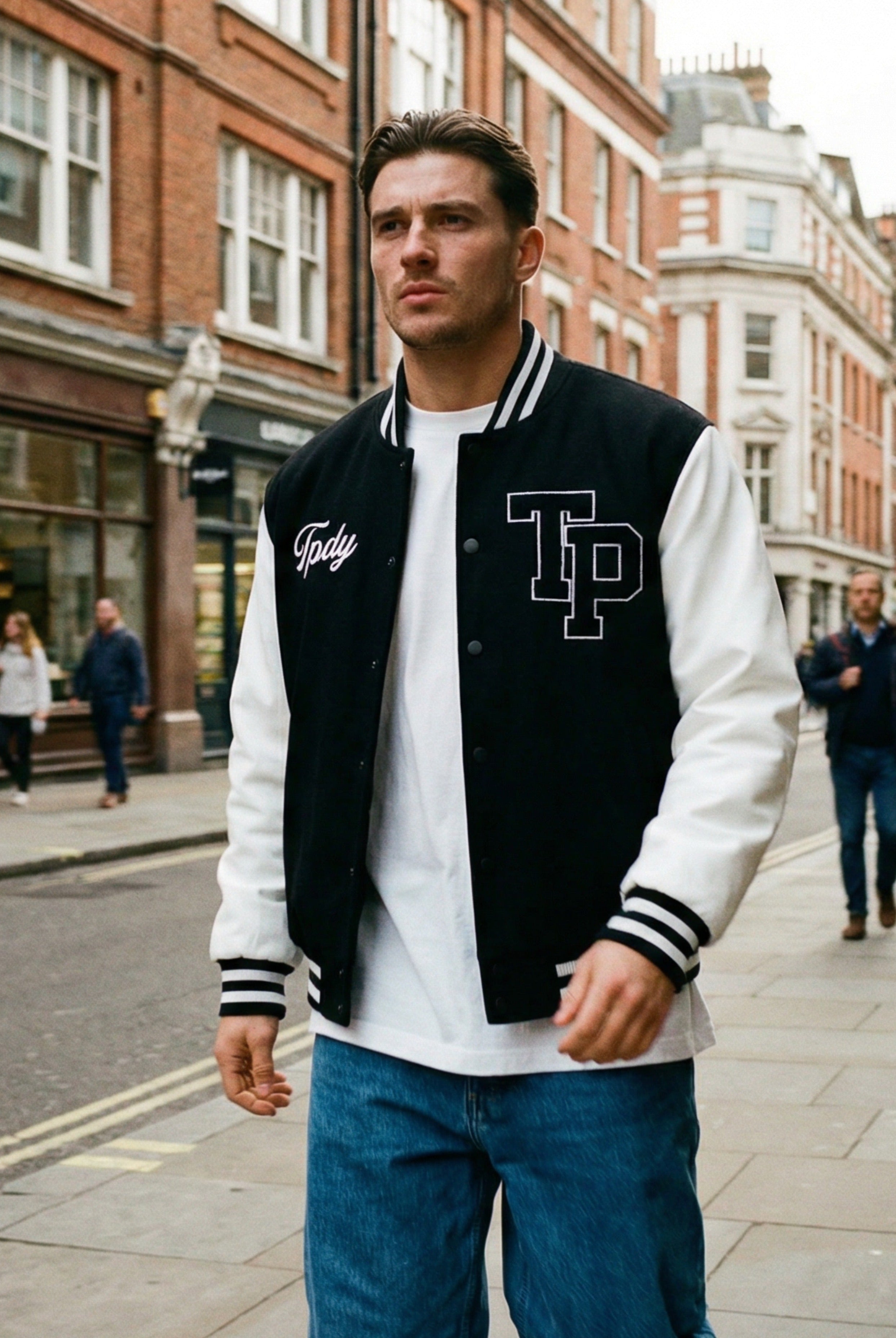 College Jacke Trend 2026: Outfits für Damen & Herren
