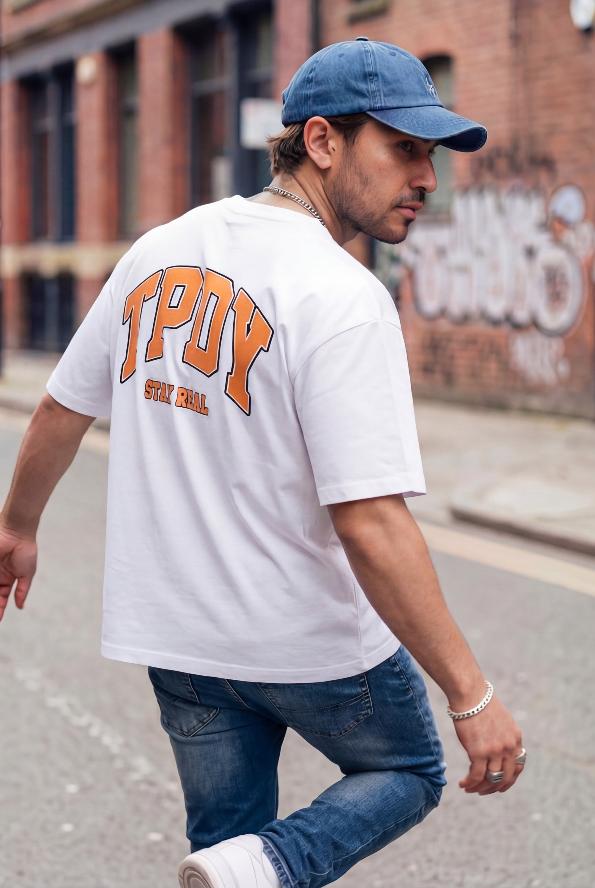 Graphic T-Shirt kombinieren: Warum der richtige Print den Look macht