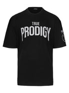 Ein schwarzes Adrian Oversized T-Shirt mit Druck von trueprodigy, mit fettem weißem "TRUE PRODIGY"-Print auf der Vorderseite und einem kleinen weißen Logo auf dem linken Ärmel, dargestellt vor einem schlichten weißen Hintergrund.