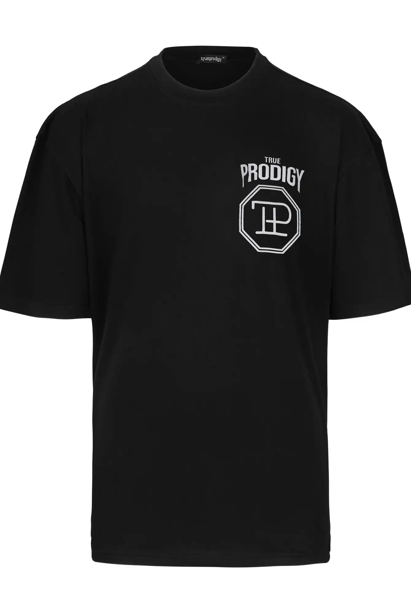Das trueprodigy Oversized T-Shirt mit Druck ist ein schwarzes Unisex-T-Shirt aus schwerem Jersey mit kurzen Ärmeln, einer kleinen weißen "TRUE PRODIGY"-Grafik und einem stilisierten achteckigen TP-Logo auf der linken Brust.