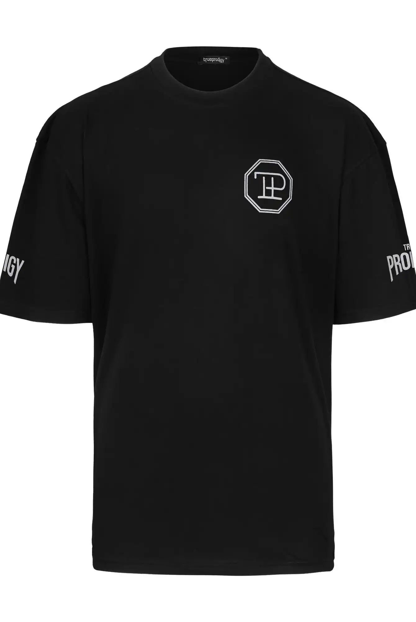 Das Dilan Oversized T-Shirt mit Druck von trueprodigy ist ein schwarzes Unisex-T-Shirt aus schwerem Jersey mit weißem, achteckigem Logo auf der Brust, weißem Ärmeltext, Rundhalsausschnitt und lockerer Passform.