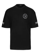 Das Dilan Oversized T-Shirt mit Druck von trueprodigy ist ein schwarzes Unisex-T-Shirt aus schwerem Jersey mit weißem, achteckigem Logo auf der Brust, weißem Ärmeltext, Rundhalsausschnitt und lockerer Passform.