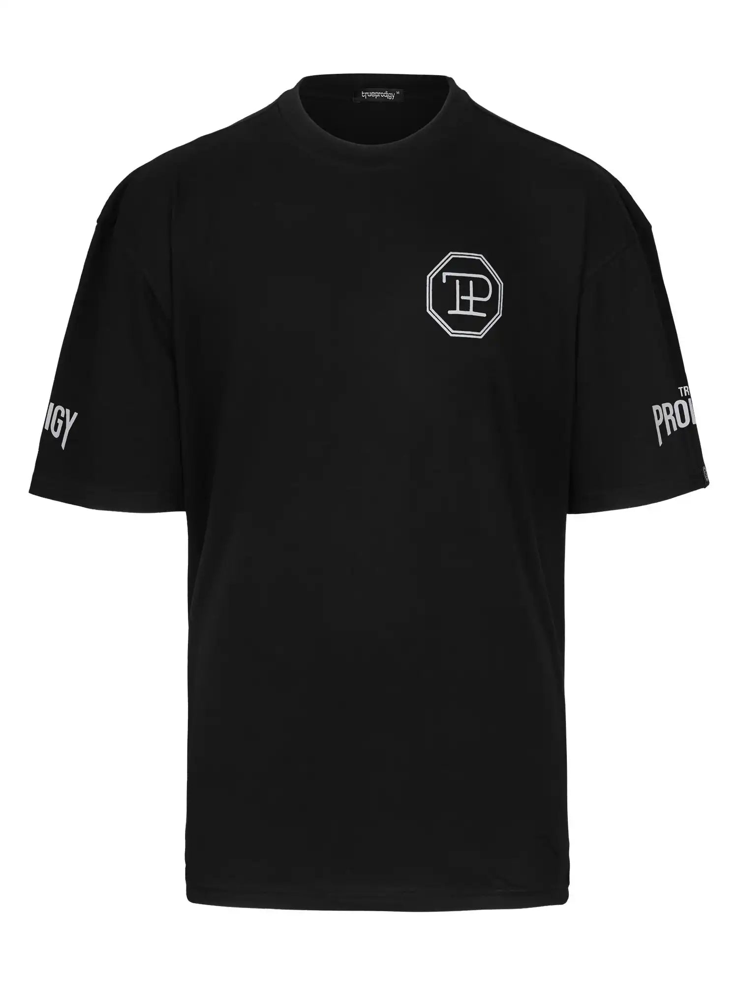 Das Dilan Oversized T-Shirt mit Druck von trueprodigy ist ein schwarzes Unisex-T-Shirt aus schwerem Jersey mit weißem, achteckigem Logo auf der Brust, weißem Ärmeltext, Rundhalsausschnitt und lockerer Passform.