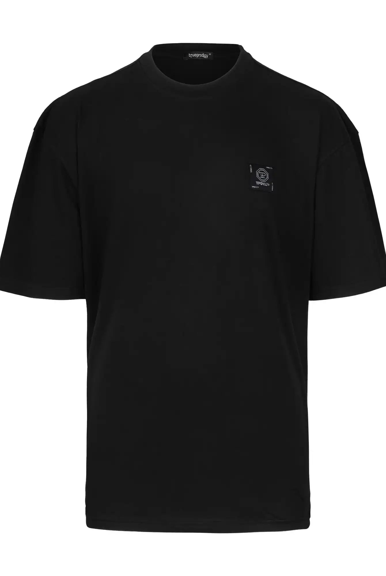 Das Maxime Oversized T-Shirt mit Druck von trueprodigy ist ein schwarzes Unisex-T-Shirt aus schwerem Jersey mit kleinem Logo-Aufnäher auf der linken Brust, Rundhalsausschnitt und lockerer Passform, abgebildet auf weißem Hintergrund.