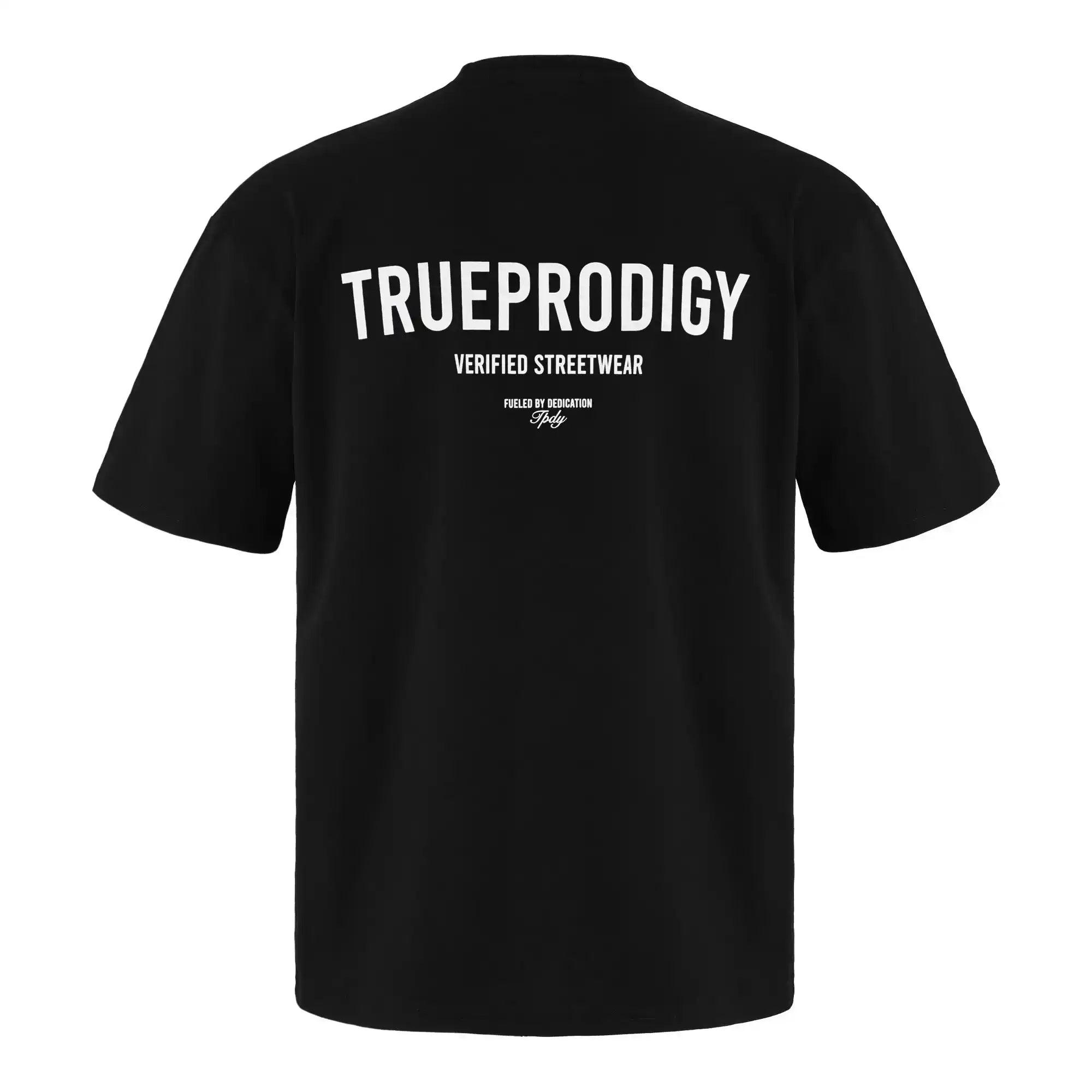 Das Oliver Oversized T-Shirt mit Druck von trueprodigy ist ein schwarzes Unisex-T-Shirt aus schwerem Jersey mit Rundhalsausschnitt. Auf der Rückseite steht weiß "TRUEPRODIGY, VERIFIED STREETWEAR" und ein kleinerer Schriftzug.