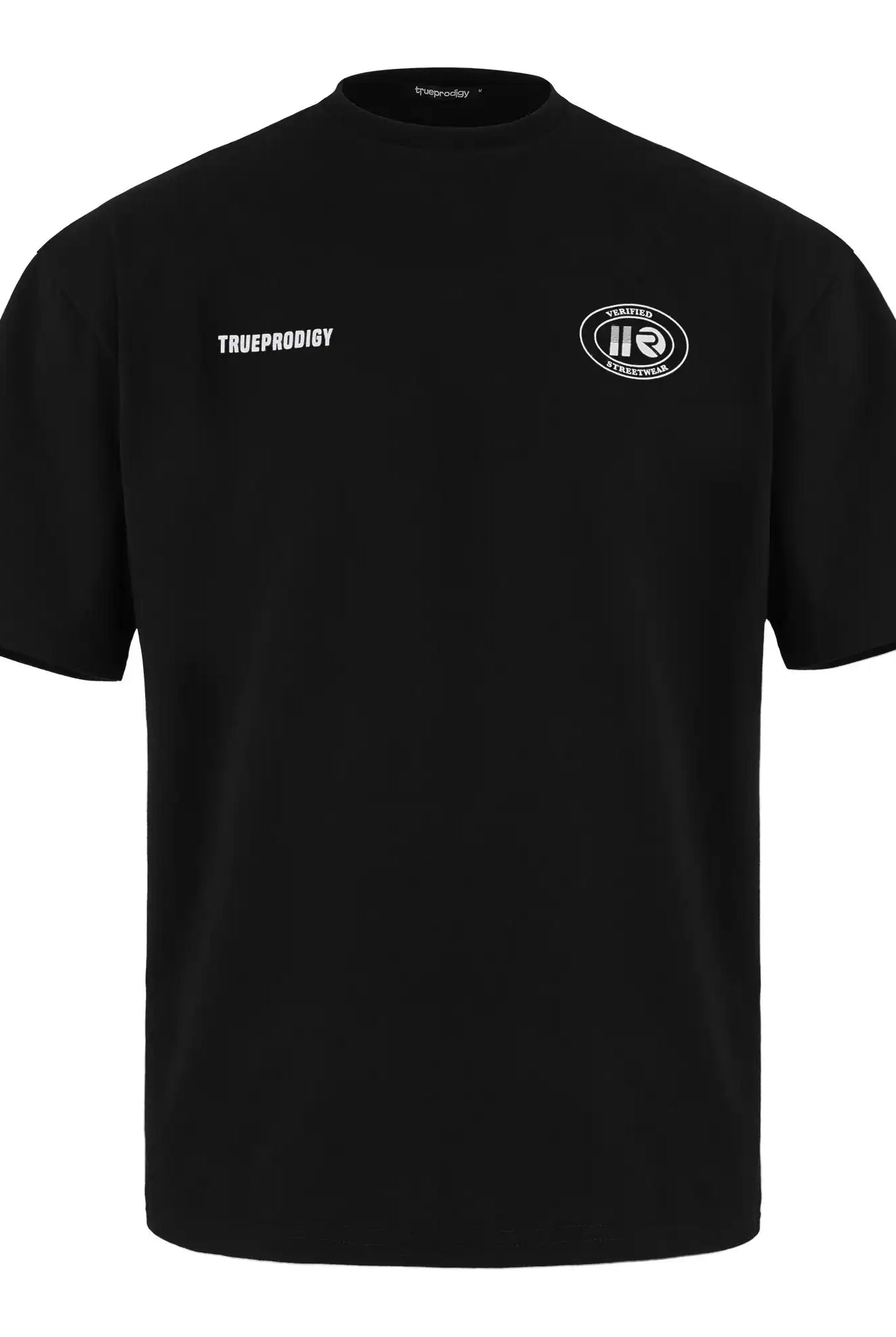 Das Channing Oversized T-Shirt mit Druck von trueprodigy ist ein schlichtes schwarzes Unisex-Shirt aus schwerem Jersey mit einem weißen trueprodigy-Logo auf der linken Brust, einem runden IR-Logo auf der rechten Seite und einem Rundhalsausschnitt.
