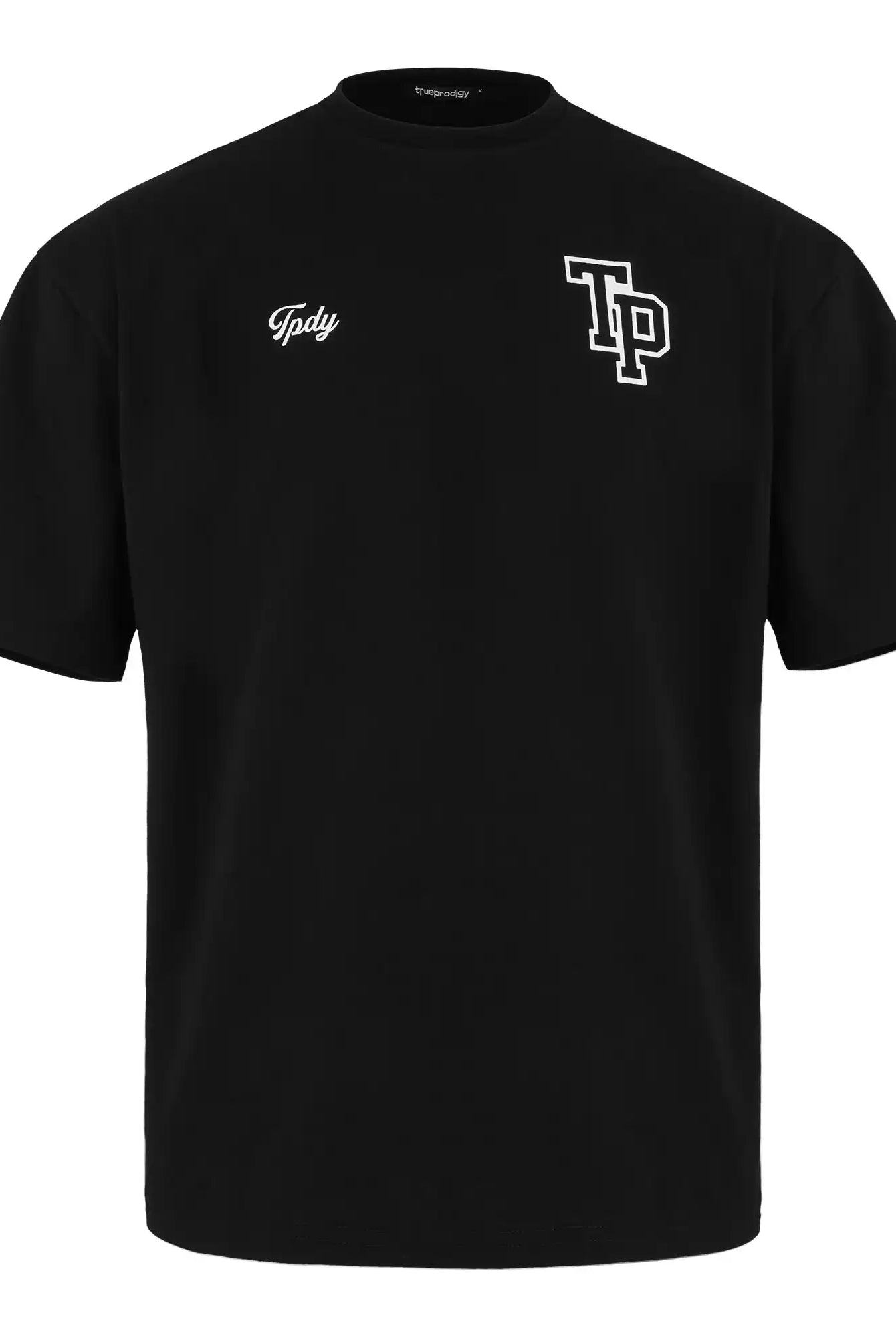 Das trueprodigy Oversized T-Shirt mit Druck ist ein schwarzes Unisex-T-Shirt aus schwerem Jersey mit dem Schriftzug "Tpdy" auf der linken Brust und großen weißen "TP"-Initialen auf der rechten Brust. Es hat einen Rundhalsausschnitt, kurze Ärmel und ein minimalistisches Design.