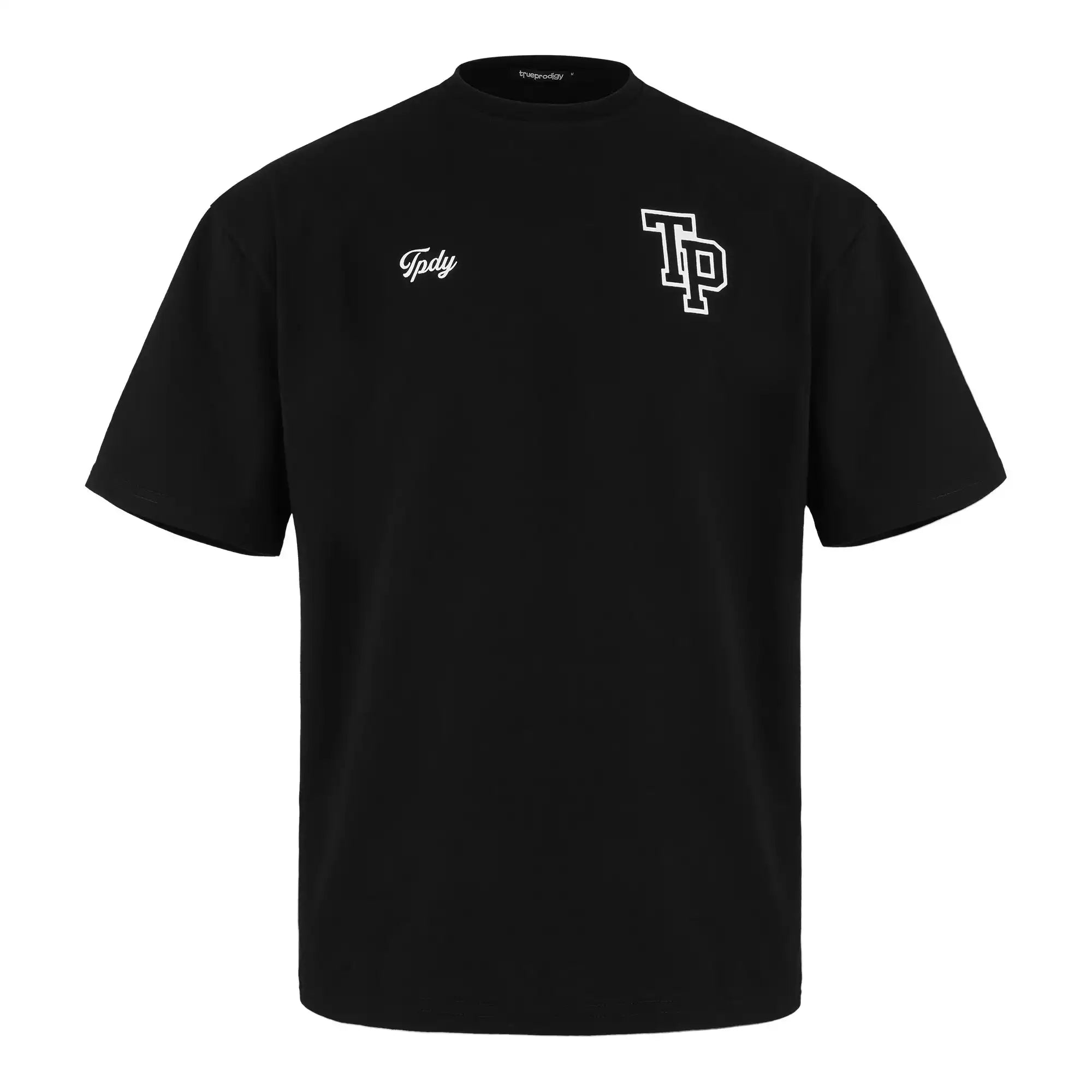 Das trueprodigy Oversized T-Shirt mit Druck ist ein schwarzes Unisex-T-Shirt aus schwerem Jersey mit dem Schriftzug "Tpdy" auf der linken Brust und großen weißen "TP"-Initialen auf der rechten Brust. Es hat einen Rundhalsausschnitt, kurze Ärmel und ein minimalistisches Design.