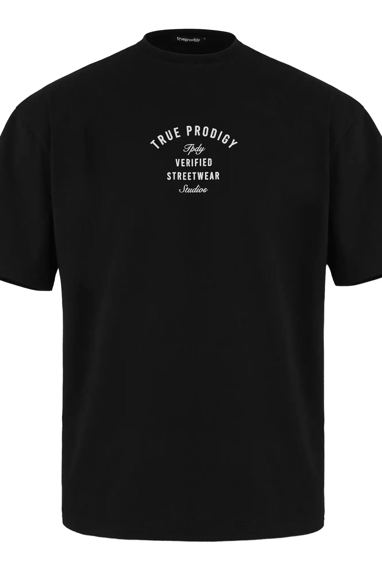 Das Shaquell Oversized T-Shirt mit Druck von trueprodigy ist ein schwarzes Unisex-T-Shirt aus schwerem Jersey mit "TRUE PRODIGY" und "Verified Streetwear" in Weiß auf der Brust. Das Shirt mit Rundhalsausschnitt hat eine übergroße, lockere Passform.