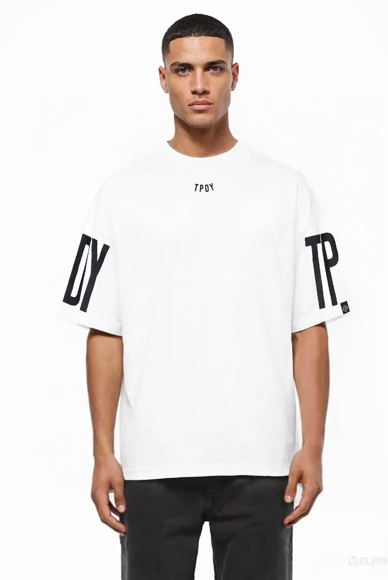 Ein Model im trueprodigy Viktor Oversize-Herren-T-Shirt mit Front- und Ärmelprints, mit "7POY" auf der Brust, schwarzem "DY" auf dem linken Ärmel und "TP" auf dem rechten Ärmel, steht vor einem schlichten weißen Hintergrund.