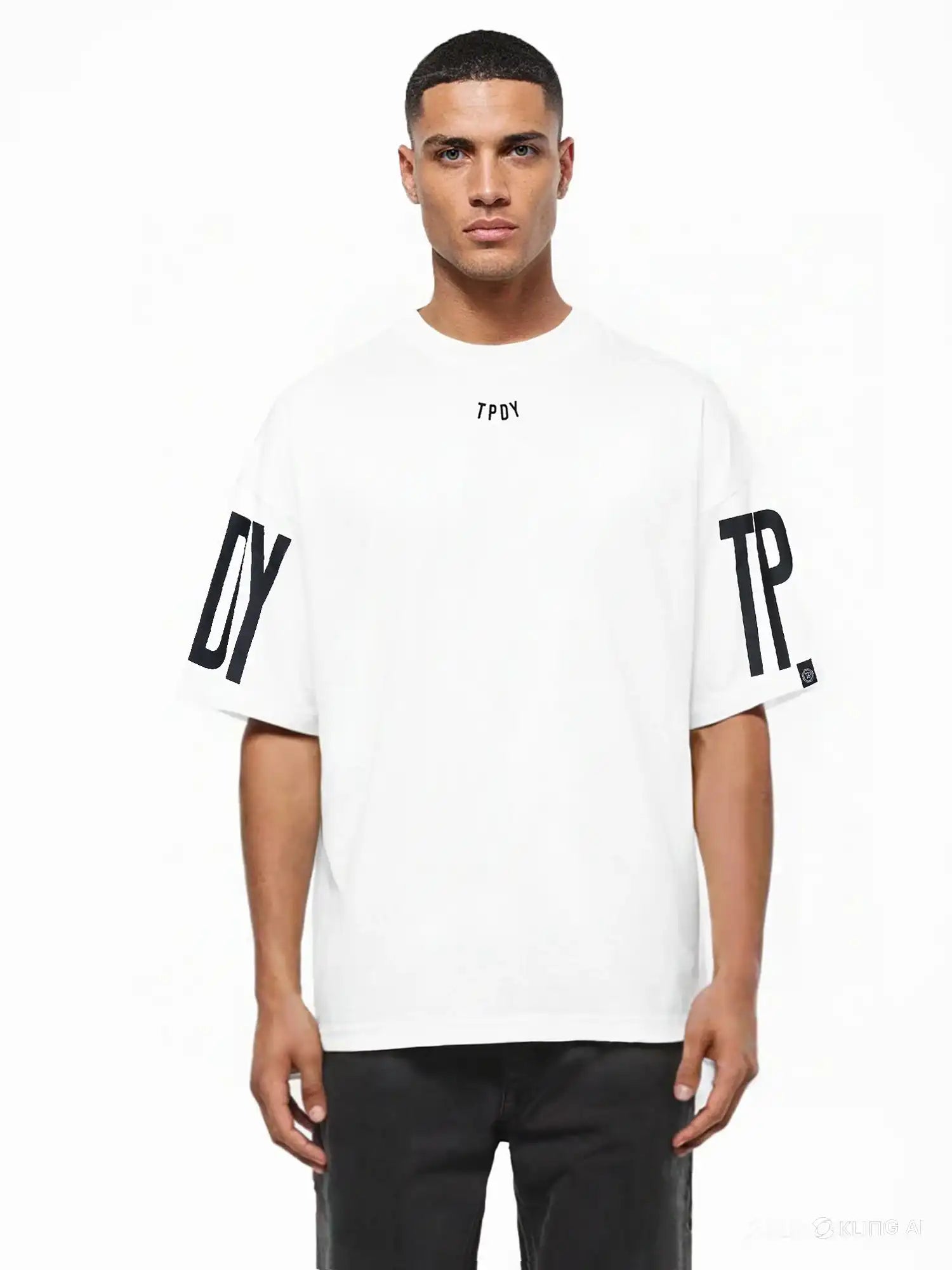 Ein Model im trueprodigy Viktor Oversize-Herren-T-Shirt mit Front- und Ärmelprints, mit "7POY" auf der Brust, schwarzem "DY" auf dem linken Ärmel und "TP" auf dem rechten Ärmel, steht vor einem schlichten weißen Hintergrund.