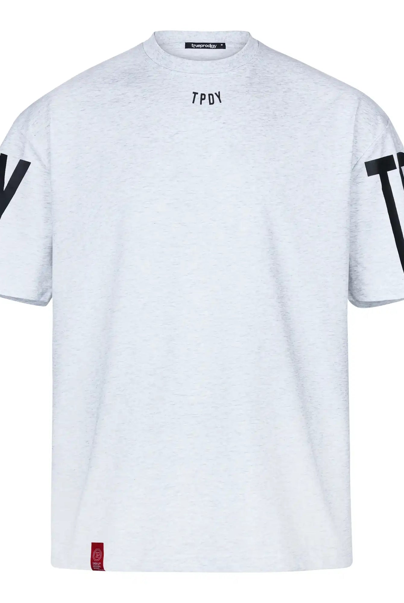 Das Viktor Oversize-Herren-T-Shirt mit Front- und Ärmelprints von trueprodigy ist ein weißes Unisex-T-Shirt aus schwerem Jersey mit schwarzem TPDY-Schriftzug auf beiden Ärmeln, einem kleinen schwarzen Etikett auf dem linken Ärmel und einem roten Etikett in der Nähe des vorderen Saums.
