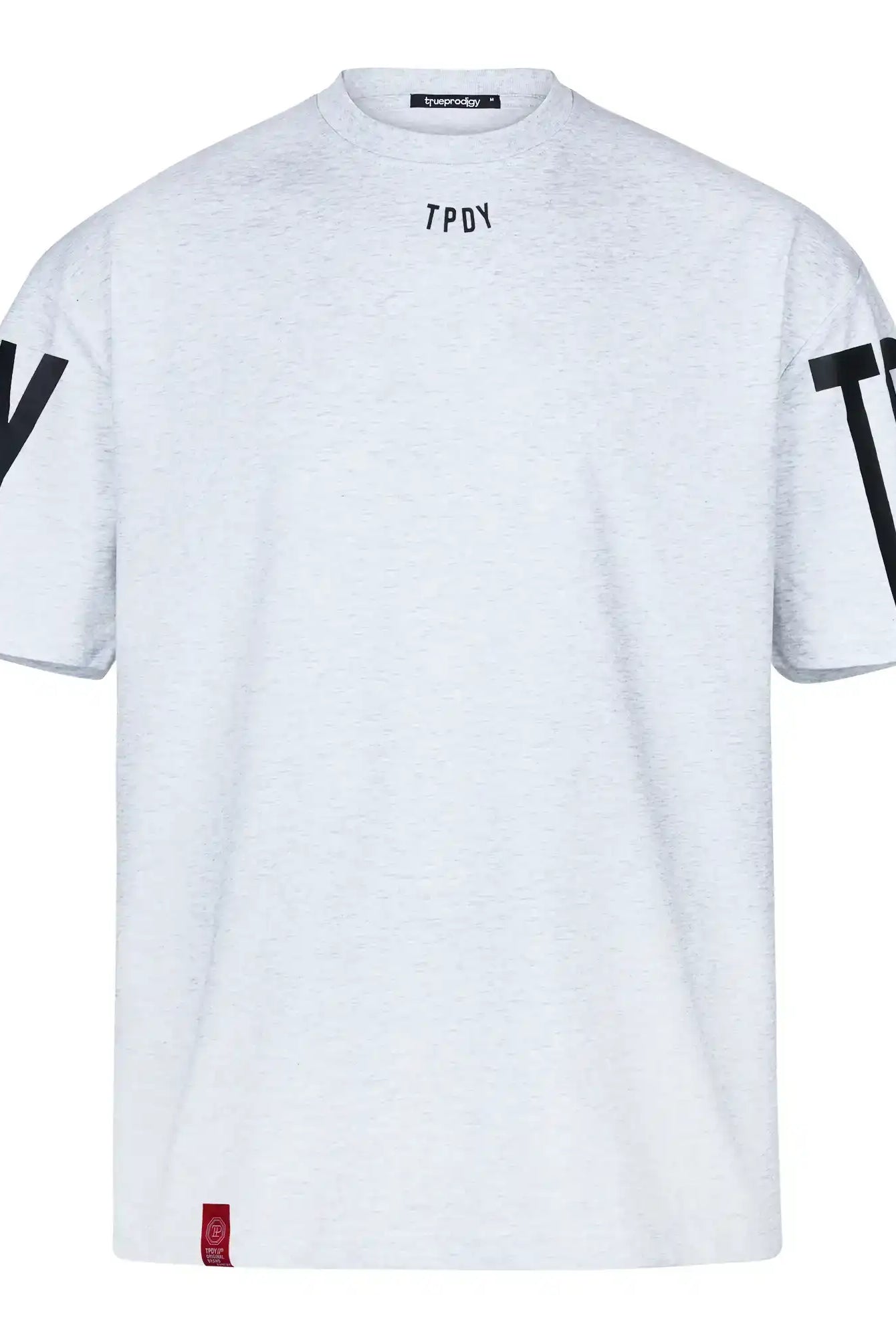 Das Viktor Oversize-Herren-T-Shirt mit Front- und Ärmelprints von trueprodigy ist ein weißes Unisex-T-Shirt aus schwerem Jersey mit schwarzem TPDY-Schriftzug auf beiden Ärmeln, einem kleinen schwarzen Etikett auf dem linken Ärmel und einem roten Etikett in der Nähe des vorderen Saums.
