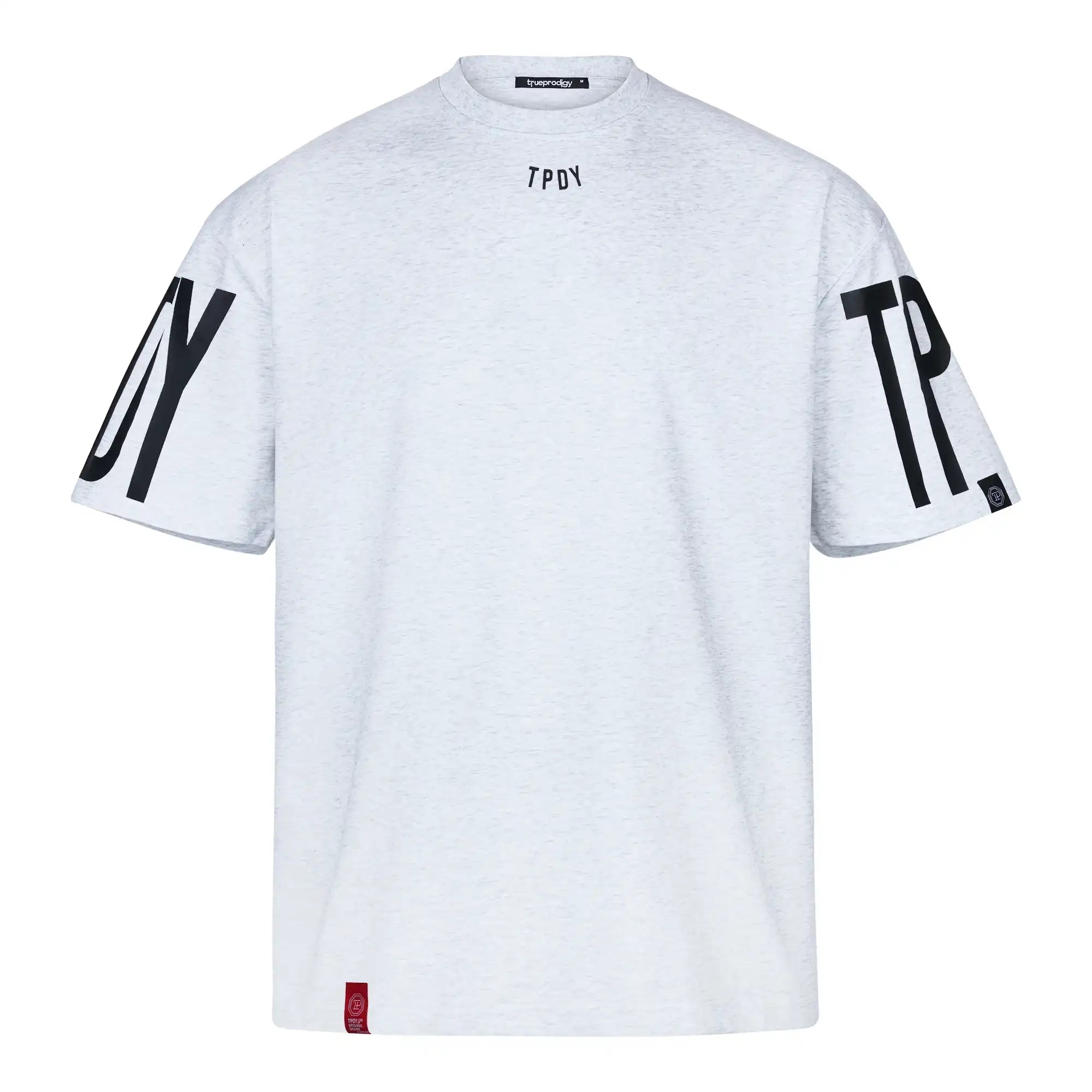 Das Viktor Oversize-Herren-T-Shirt mit Front- und Ärmelprints von trueprodigy ist ein weißes Unisex-T-Shirt aus schwerem Jersey mit schwarzem TPDY-Schriftzug auf beiden Ärmeln, einem kleinen schwarzen Etikett auf dem linken Ärmel und einem roten Etikett in der Nähe des vorderen Saums.