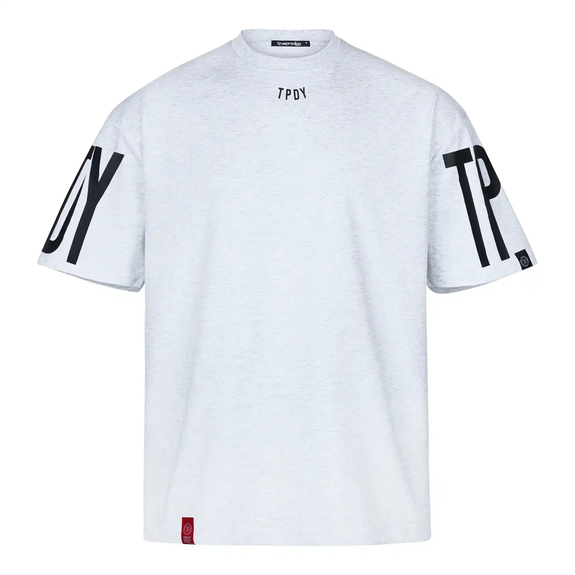 Das Viktor Oversize-Herren-T-Shirt mit Front- und Ärmelprints von trueprodigy ist ein weißes Unisex-T-Shirt aus schwerem Jersey mit schwarzem TPDY-Schriftzug auf beiden Ärmeln, einem kleinen schwarzen Etikett auf dem linken Ärmel und einem roten Etikett in der Nähe des vorderen Saums.