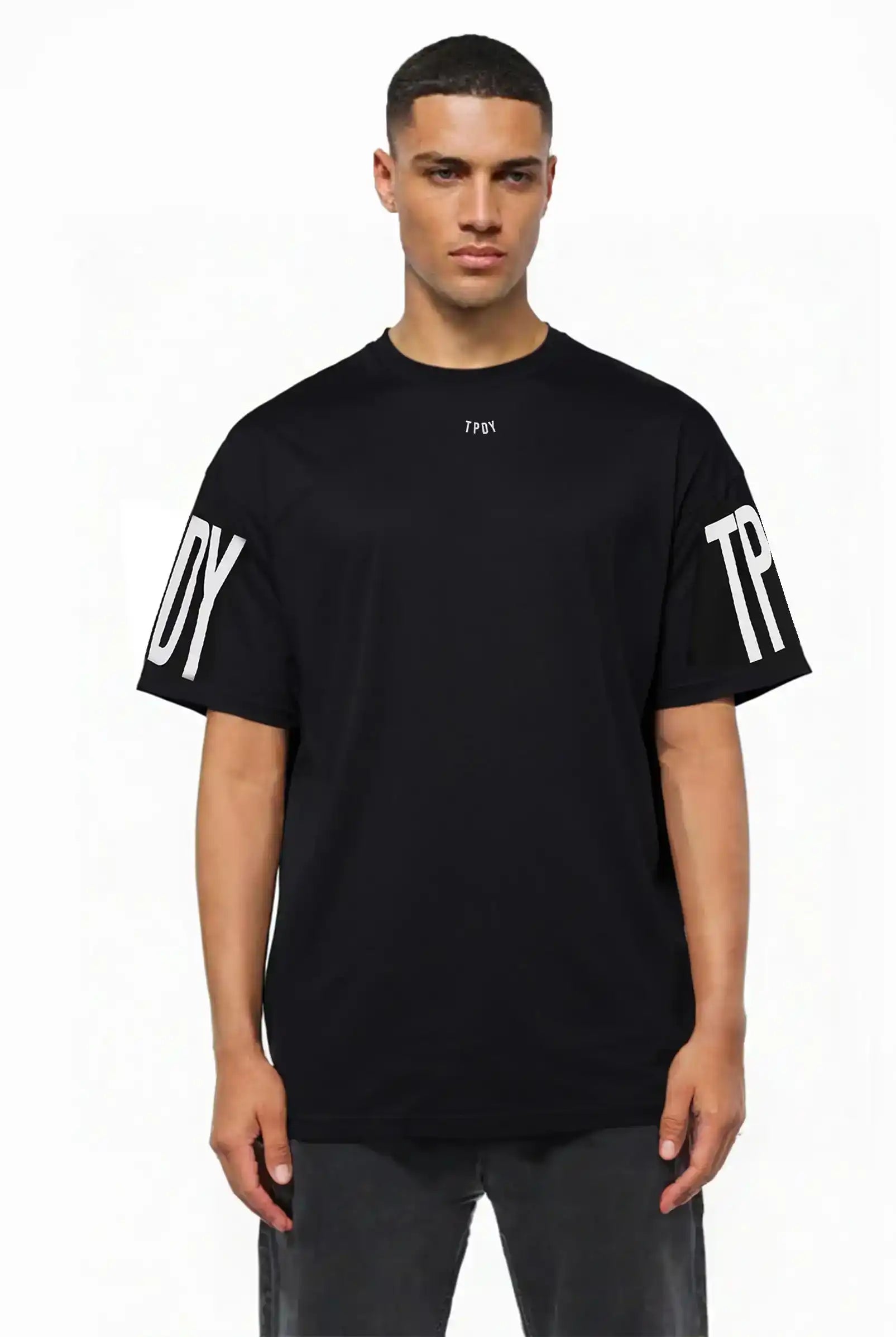 Ein Mann trägt das trueprodigy Viktor Oversize-Herren-T-Shirt mit weißen TPDY-Prints auf der Vorderseite und den Ärmeln vor einem schlichten weißen Hintergrund.