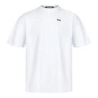 Das Nika Oversize-Basicshirt von trueprodigy ist ein schlichtes weißes Unisex-T-Shirt mit Rundhalsausschnitt, hergestellt aus dickerem Jersey-Stoff. Der Schriftzug "TPDY" ist dezent in Schwarz auf die linke Brust gestickt, ohne andere sichtbare Muster oder Designs.