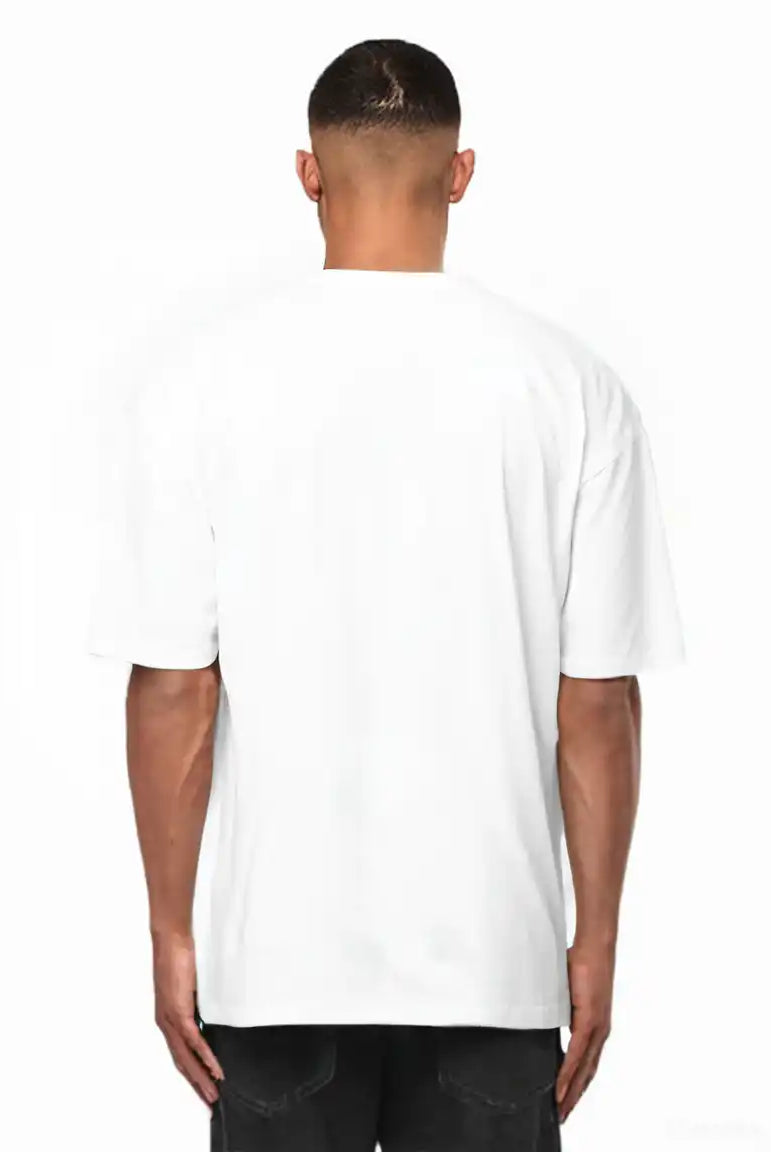 Ein Mann schaut von der Kamera weg und trägt das trueprodigy Nika Oversize-Basicshirt mit TPDY-Stickerei & klarer Silhouette in weiß und dunkler Hose. Der Hintergrund ist einfarbig weiß.