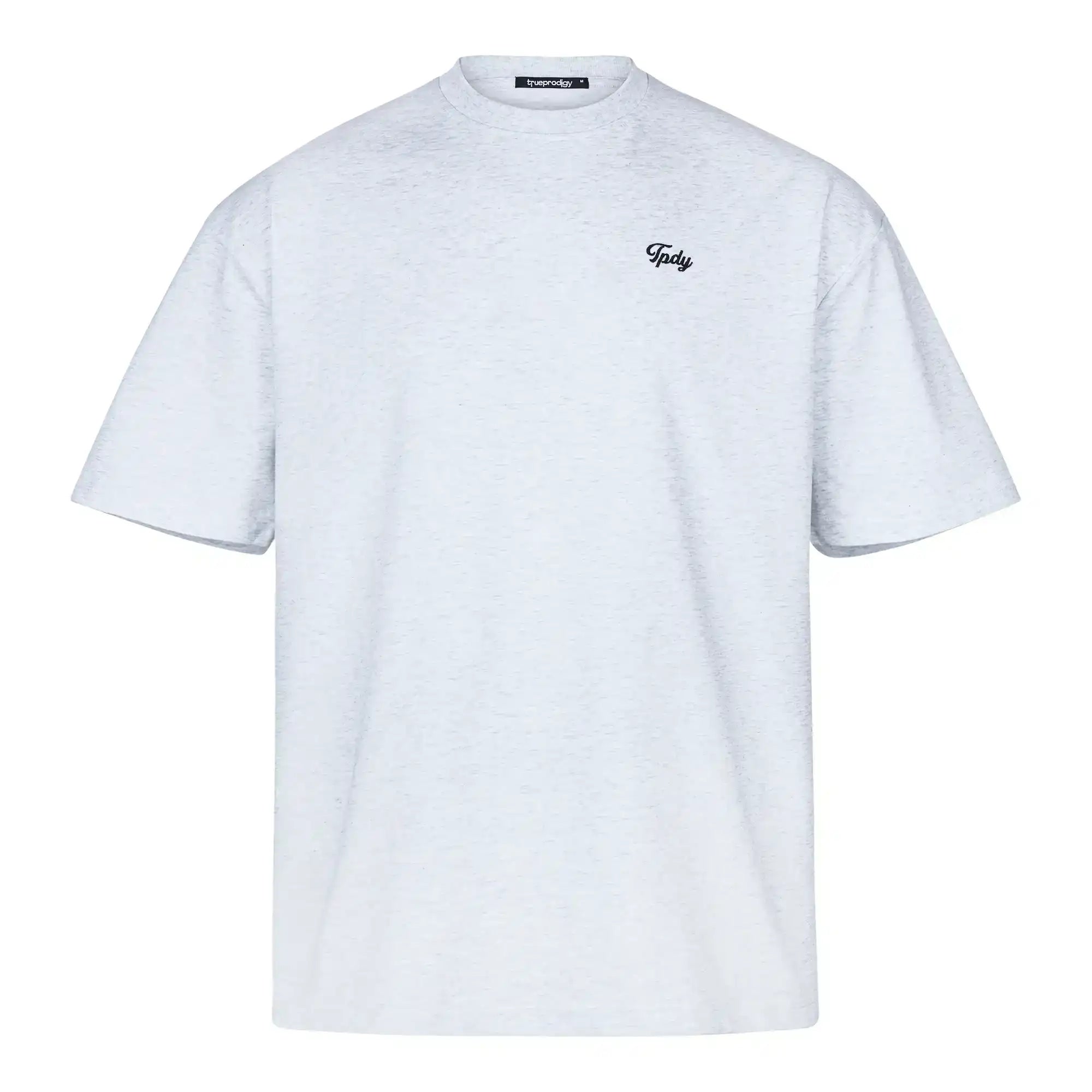 Das trueprodigy Nika Oversize-Basicshirt hat eine hellgraue, lockere Unisex-Passform aus dickerem Jersey-Stoff, mit einer kleinen schwarzen "TPDY"-Stickerei auf der linken Brust und einer klaren Silhouette - keine anderen Muster und einen klassischen Rundhalsausschnitt.