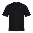 Das trueprodigy Nika Oversize-Basicshirt hat einen Rundhalsausschnitt, dicker Jersey Stoff und "Italy" TPDY-Stickerei in kleiner weißer Schrift auf der linken Brust. Unisex und einfarbig schwarz mit klarer Silhouette, dargestellt auf weißem Hintergrund.