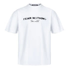Das Noa Oversize-Shirt von trueprodigy ist ein weißes Unisex-T-Shirt aus schwerem Jersey mit "FEAR NOTHING"-Print und handschriftlichem Detail mittig auf der Brust.