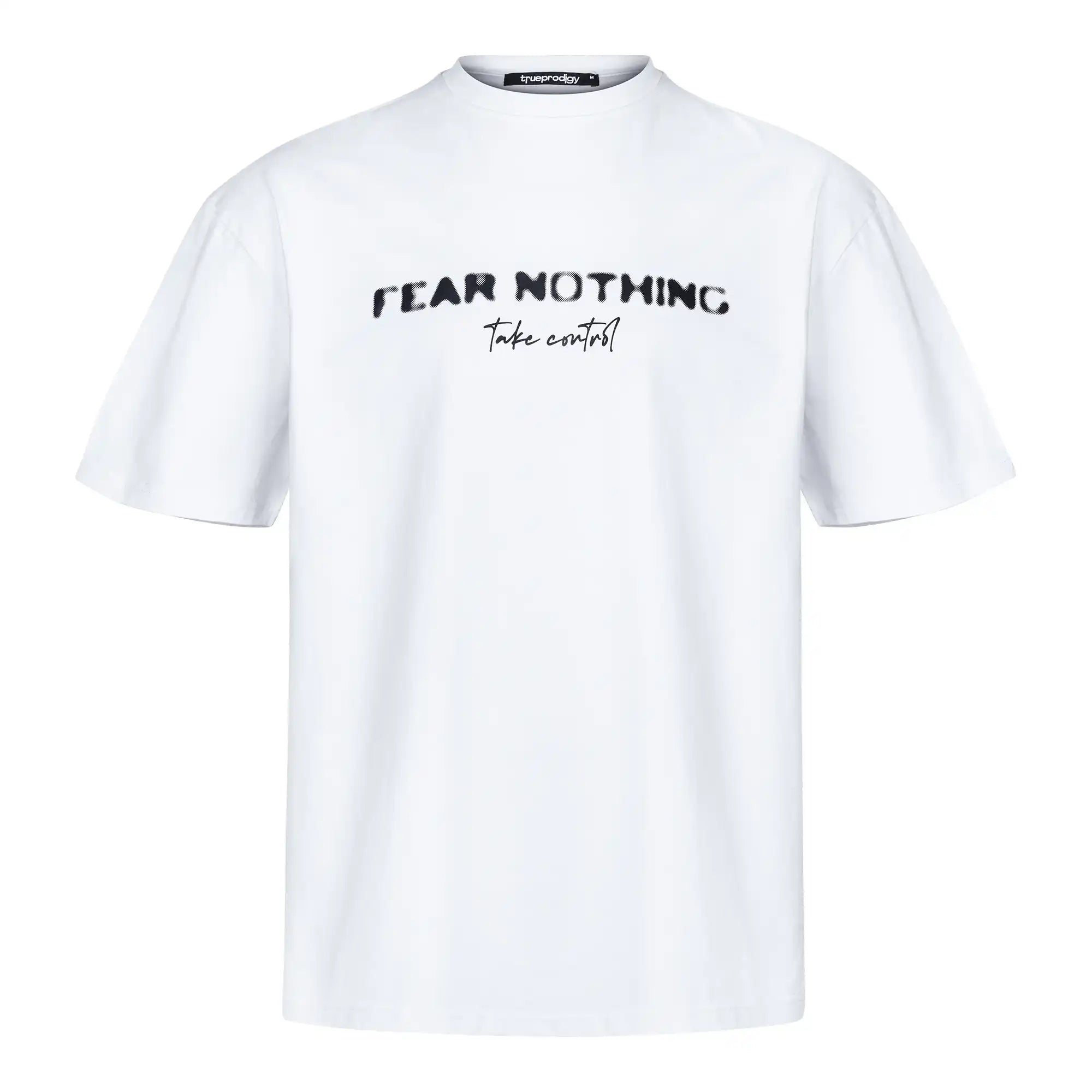Das Noa Oversize-Shirt von trueprodigy ist ein weißes Unisex-T-Shirt aus schwerem Jersey mit "FEAR NOTHING"-Print und handschriftlichem Detail mittig auf der Brust.