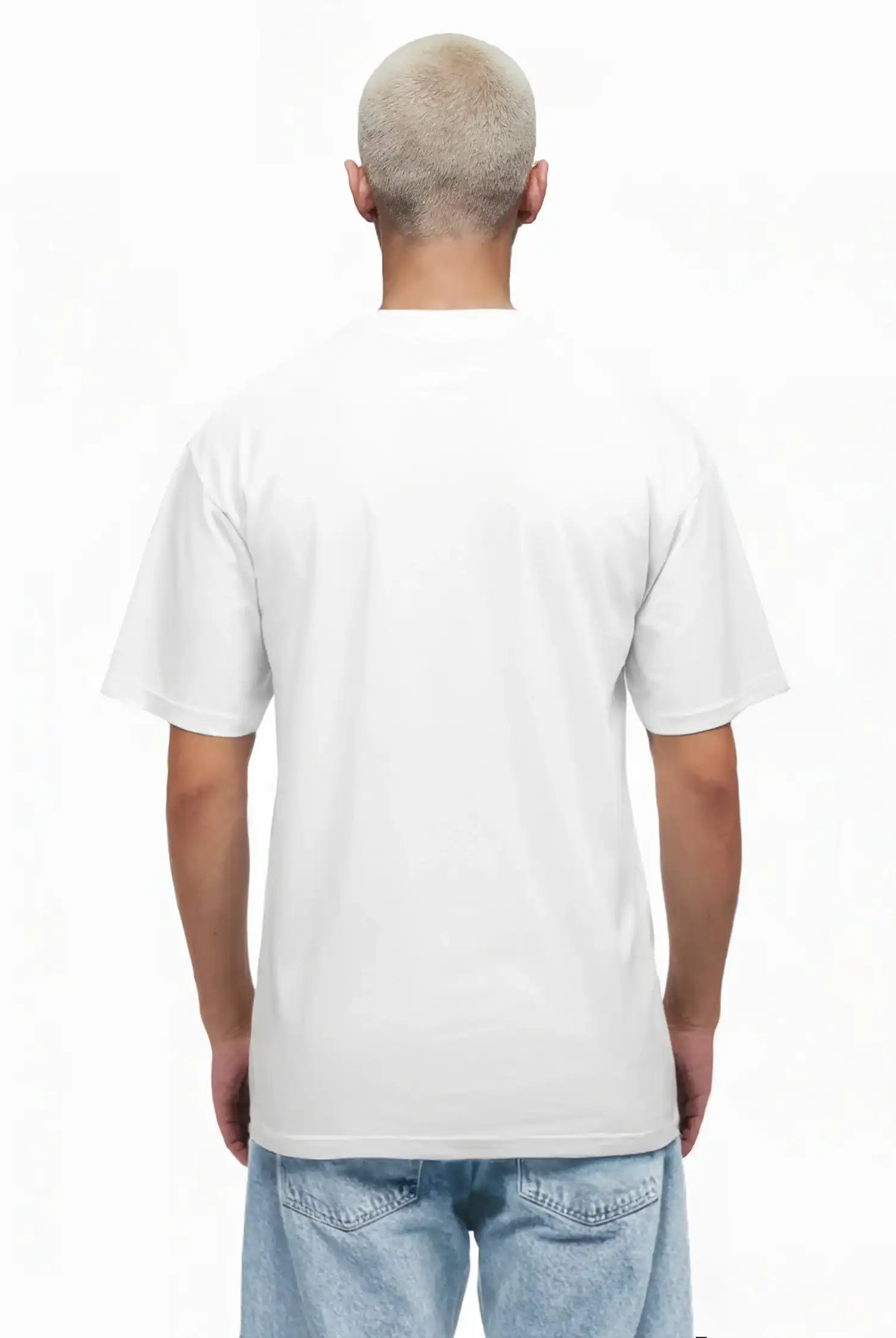 Abgebildet ist eine Person mit kurzen, hellblonden Haaren von hinten, die das trueprodigy Noa Oversize-Shirt mit "FEAR NOTHING"-Print & handschriftlichem Detail und hellblaue Jeans vor weißem Hintergrund trägt.