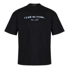 Das trueprodigy Noa Oversize-Shirt ist ein schwarzes Unisex-T-Shirt aus schwerem Jerseystoff mit "FEAR NOTHING"-Print und handschriftlichem Detail auf der Vorderseite.