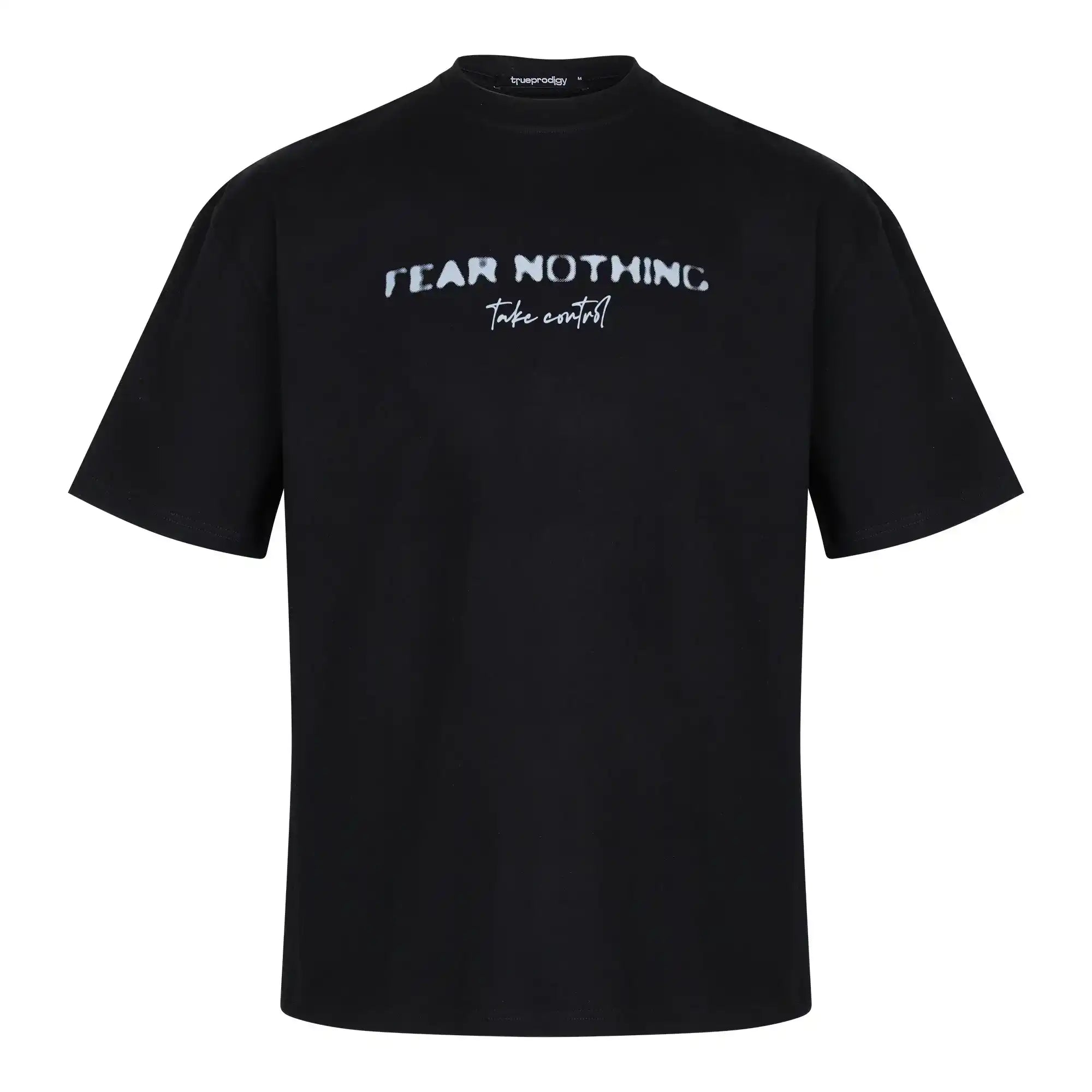 Das trueprodigy Noa Oversize-Shirt ist ein schwarzes Unisex-T-Shirt aus schwerem Jerseystoff mit "FEAR NOTHING"-Print und handschriftlichem Detail auf der Vorderseite.