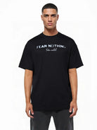 Vor weißem Hintergrund steht eine Person, die das trueprodigy Noa Oversize-Shirt aus schwerem Jersey mit "FEAR NOTHING. take control" Print trägt.