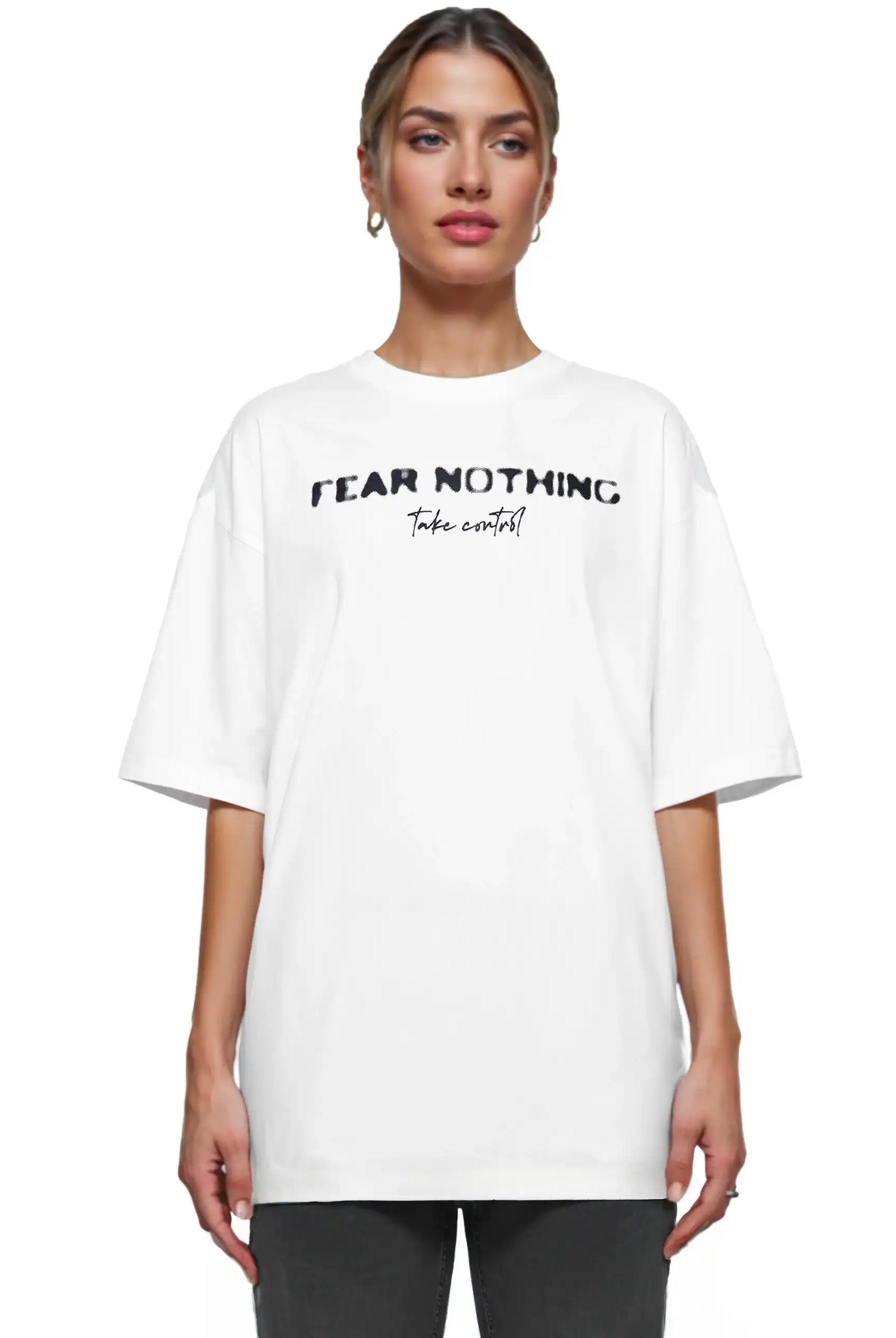 Eine Person trägt das trueprodigy Noa F Oversize-T-Shirt mit "FEAR NOTHING" & "take control"-Frontprint aus schwerem Jerseystoff vor weißem Hintergrund.