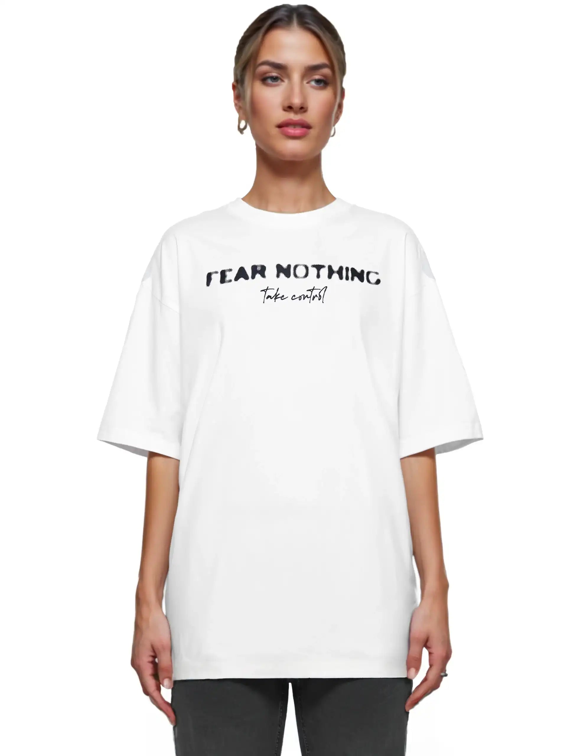 Eine Person trägt das trueprodigy Noa F Oversize-T-Shirt mit "FEAR NOTHING" & "take control"-Frontprint aus schwerem Jerseystoff vor weißem Hintergrund.
