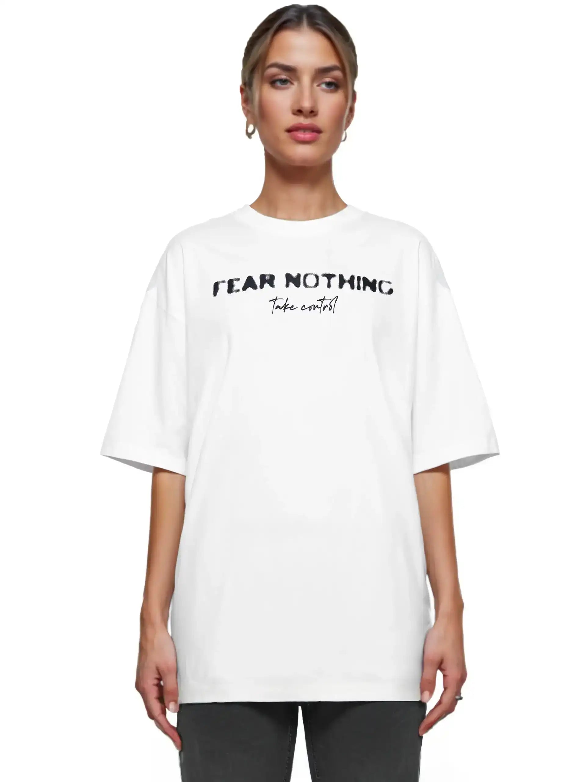 Eine Person trägt das trueprodigy Noa F Oversize-T-Shirt mit "FEAR NOTHING" & "take control"-Frontprint aus schwerem Jerseystoff vor weißem Hintergrund.