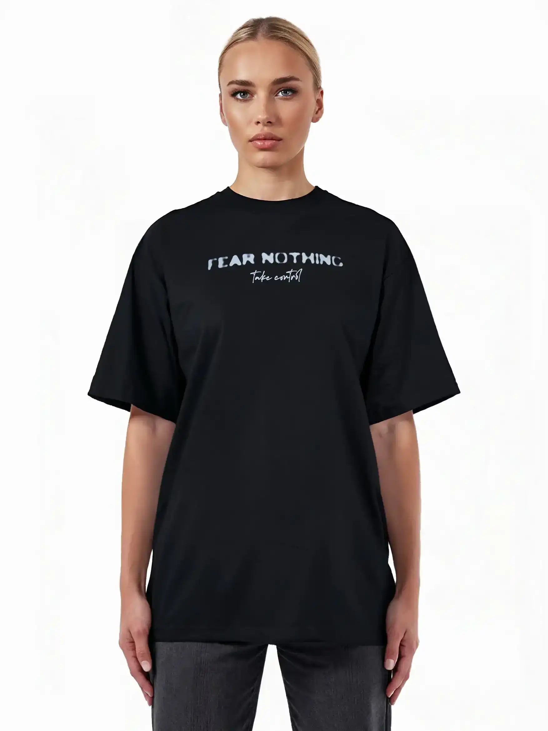 Auf dem trueprodigy Noa F Oversize-T-Shirt mit "FEAR NOTHING" & "take control" Frontprint aus schwerem Jersey blickt eine Person nach vorne. Das Unisex-Shirt hebt sich von einem weißen Hintergrund ab, gestylt mit einer dunklen Hose.