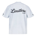 Das trueprodigy Kai Oversize-Herren-T-Shirt zeigt "LIMITLESS" in Fettdruck auf dem Rücken, darunter das schwarze Markenlogo und Textakzente am Ärmel. Hergestellt aus dickem Jersey-Stoff für Komfort.
