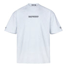 Das trueprodigy Kai Oversize Herren-T-Shirt hat ein Logo auf der Vorderseite, einen "LIMITLESS"-Print auf der Rückseite und ist aus dickem Jersey-Stoff in Hellgrau auf weißem Grund gefertigt.