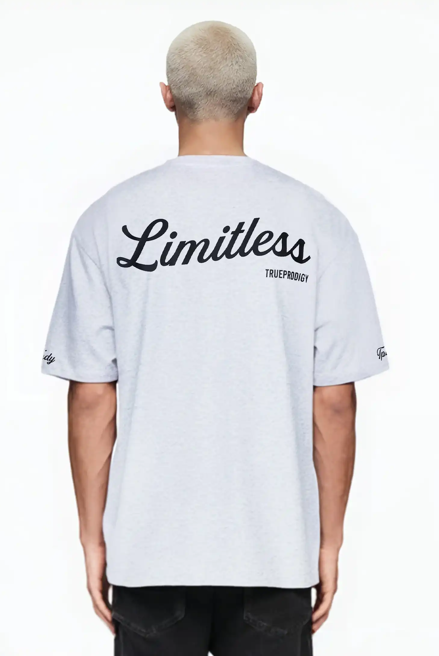 Eine Person mit kurzen, gebleachten blonden Haaren ist von hinten zu sehen und trägt das trueprodigy Kai Oversize-Herren-T-Shirt in Hellgrau mit "LIMITLESS"-Rückenprint und Markenlogo vorn. Der Hintergrund ist einfarbig weiß.