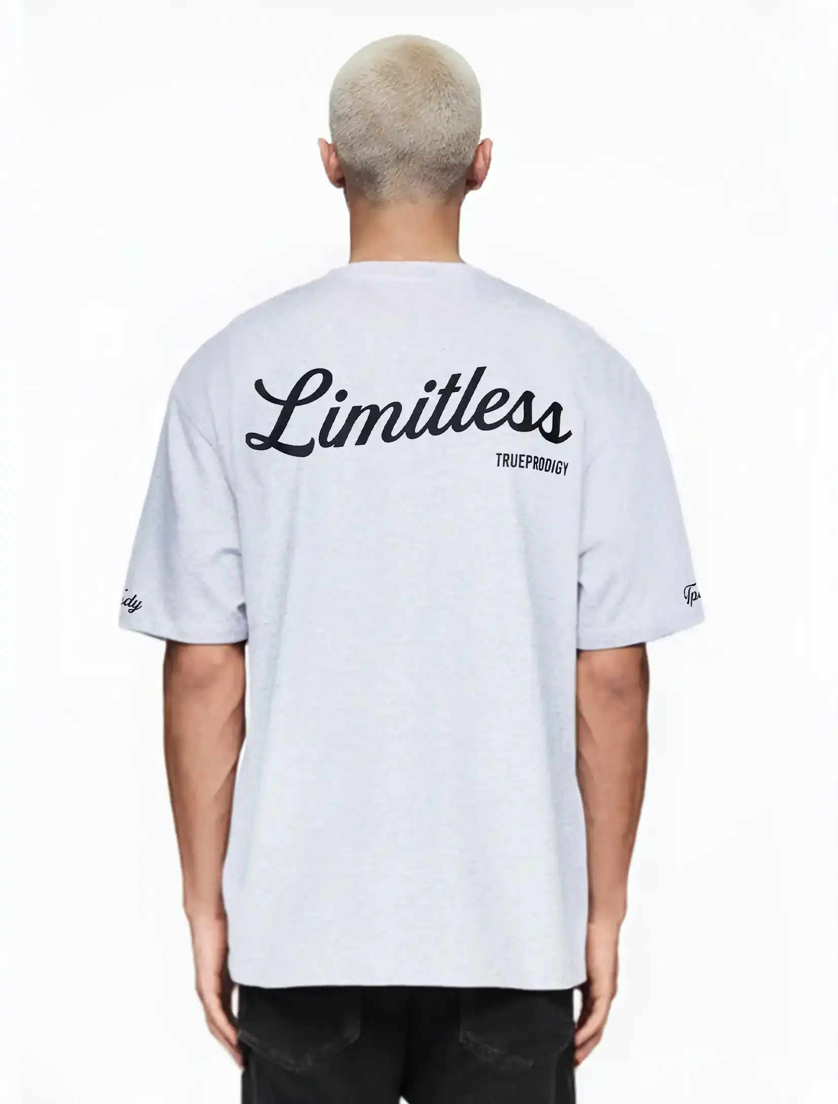 Eine Person mit kurzen, gebleachten blonden Haaren ist von hinten zu sehen und trägt das trueprodigy Kai Oversize-Herren-T-Shirt in Hellgrau mit "LIMITLESS"-Rückenprint und Markenlogo vorn. Der Hintergrund ist einfarbig weiß.