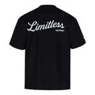 Das Kai Oversize-Herren-T-Shirt von trueprodigy ist ein schwarzes Unisex-T-Shirt aus dickem Jersey mit "LIMITLESS" in großer weißer Schrift und trueprodigy-Branding, aufgedruckt auf dem oberen Rücken.