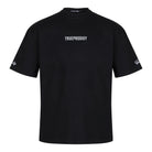 Das übergroße Herren-T-Shirt Kai von trueprodigy hat einen "LIMITLESS"-Rückendruck und ein Markenlogo auf der Vorderseite und ist aus dickem Jersey-Stoff in schlichtem Schwarz mit weißen Akzenten gefertigt. Das Unisex-Shirt ist auf einem weißen Hintergrund abgebildet.