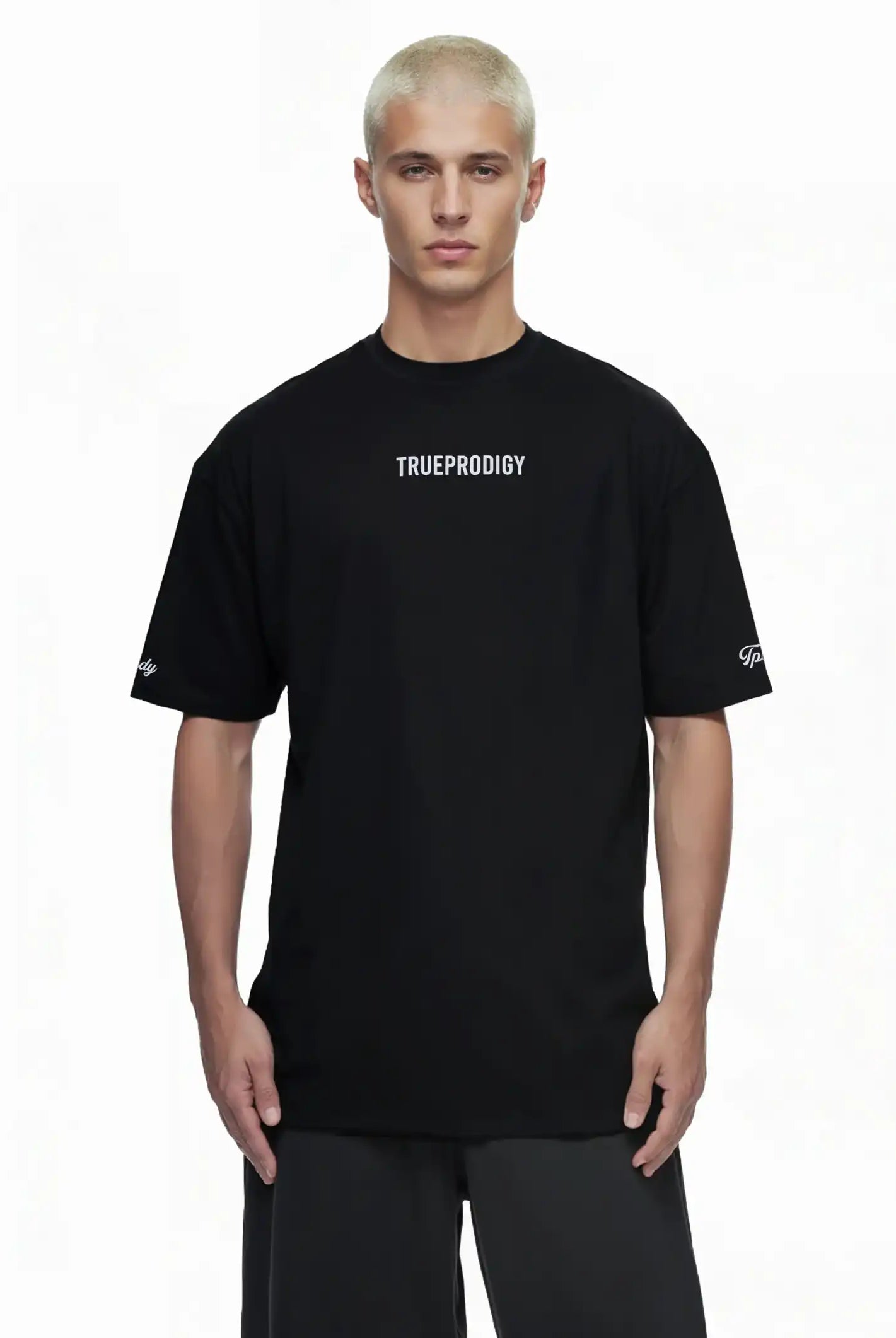 Eine Person mit kurzen gebleichten Haaren trägt ein trueprodigy Kai Oversize-Herren-T-Shirt mit Rückenprint "LIMITLESS" und Markenlogo vorn, stehend vor einem schlichten weißen Hintergrund.