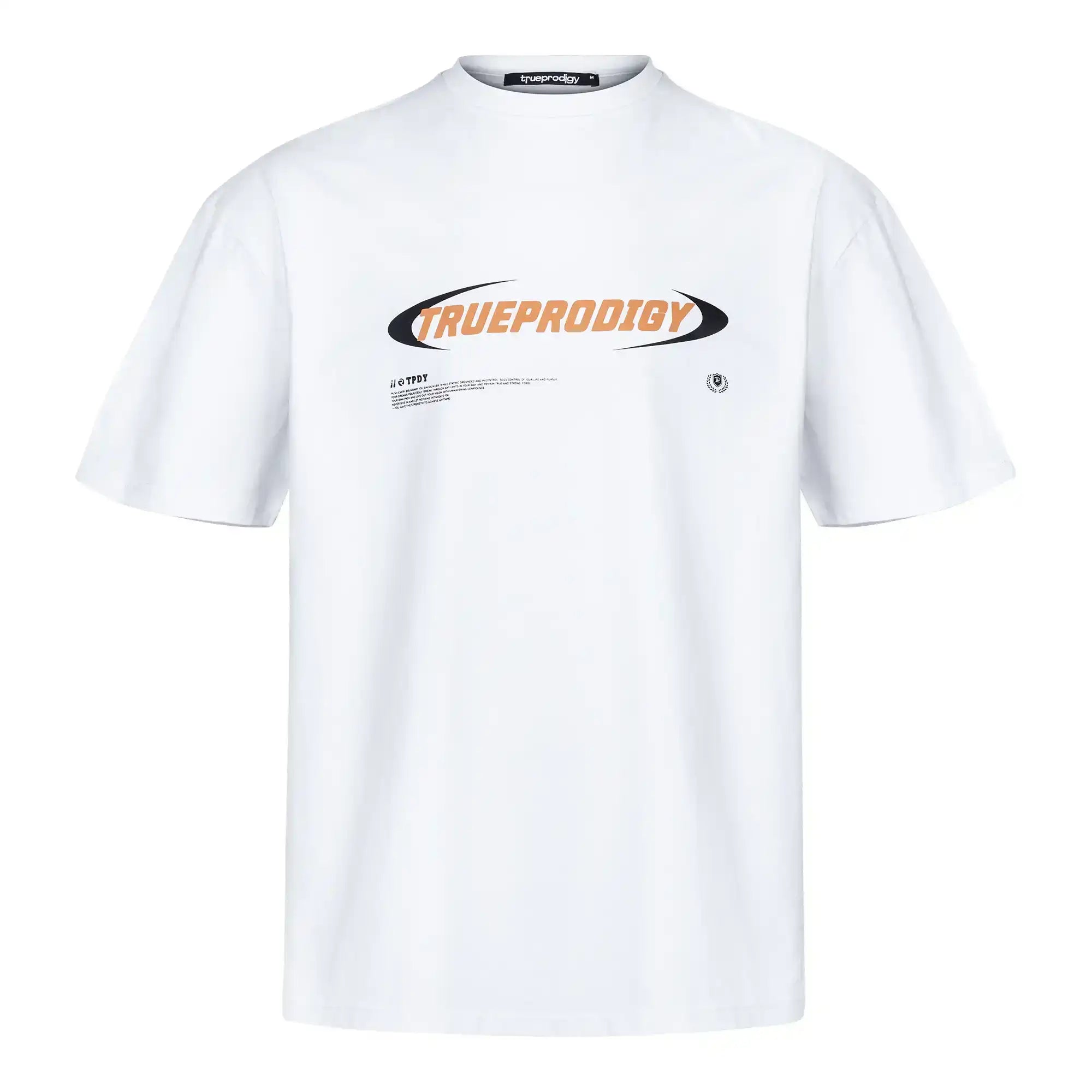 Das Ravi F Oversize-T-Shirt von trueprodigy zeigt einen farbenfrohen TRUEPRODIGY-Frontprint, schwarze Swoosh-Motive und einen kleinen schwarzen Text auf dickem Jerseystoff. Dieses Unisex-Shirt ist auf einem schlichten weißen Hintergrund abgebildet.