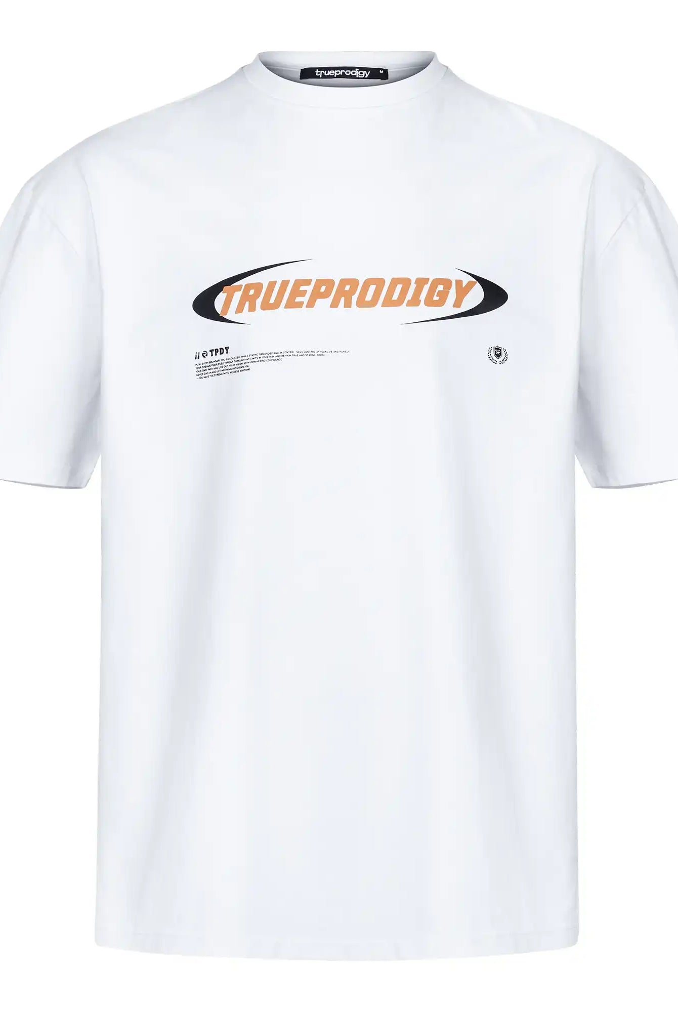 Das Ravi Oversize-Shirt von trueprodigy ist ein weißes Unisex-T-Shirt aus schwerem Jersey mit kurzen Ärmeln. Es zeigt ein großes orange-schwarzes trueprodigy-Logo auf der Brust, schwarze geschwungene Linien und einen kleinen Text darunter.