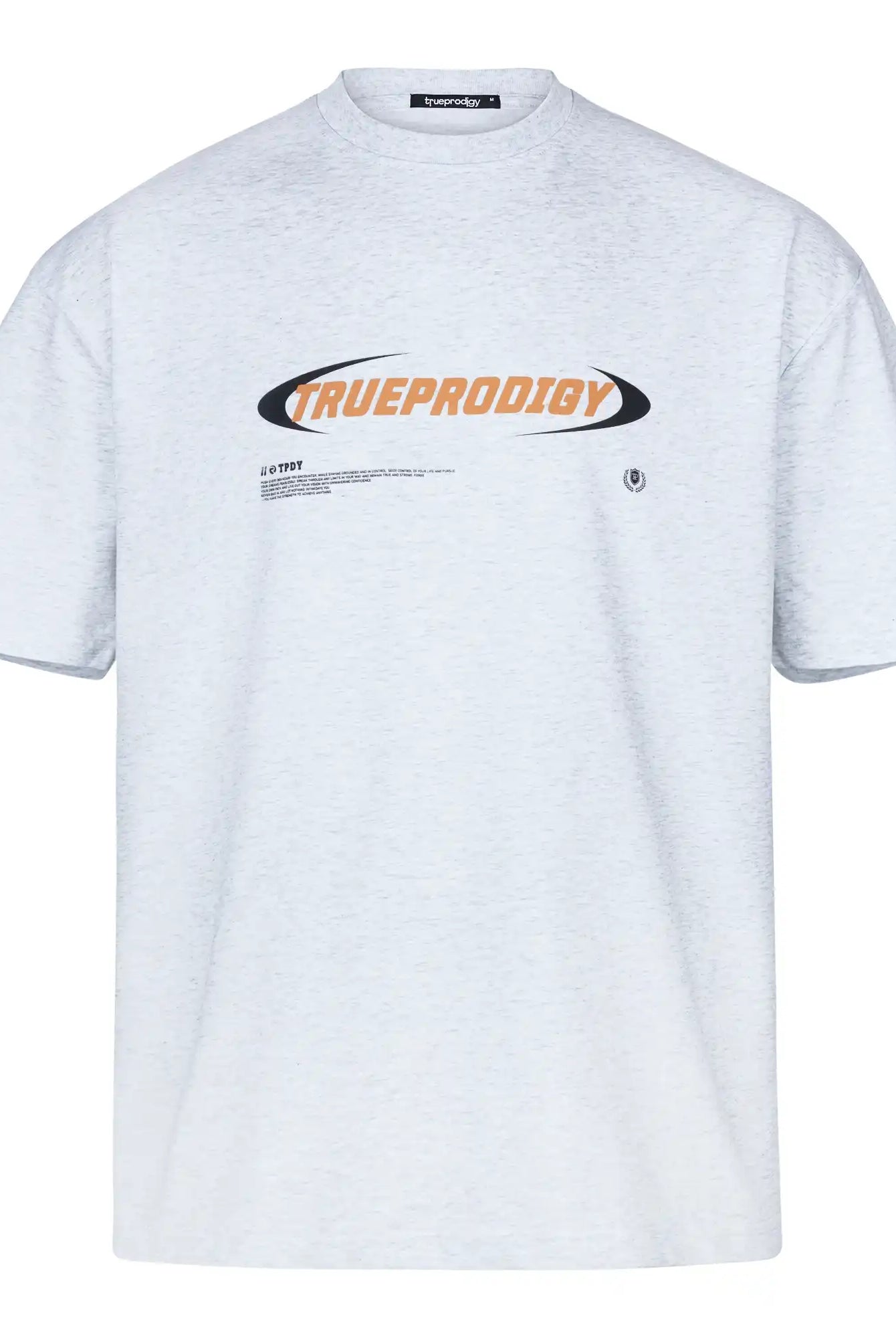 Das Ravi F Oversize-T-Shirt von trueprodigy ist hellgrau, aus dickem Jersey-Stoff gefertigt und zeigt einen farbenfrohen TRUEPRODIGY-Frontprint mit orangefarbenem und schwarzem Text, kleinerem schwarzen Text und einem kleinen runden Logo darunter.