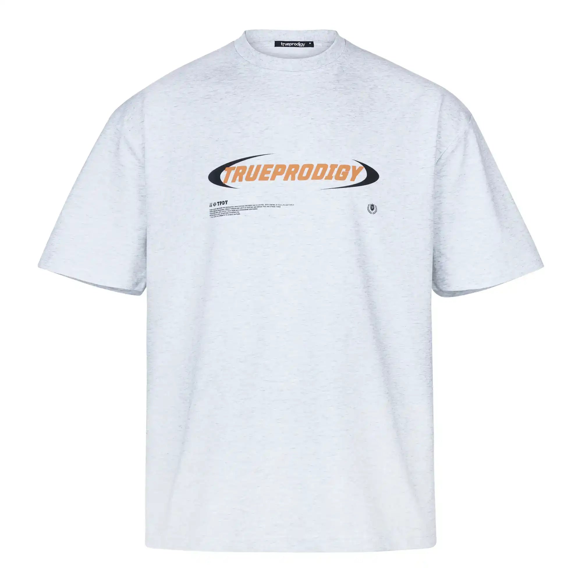 Das Ravi F Oversize-T-Shirt von trueprodigy ist hellgrau, aus dickem Jersey-Stoff gefertigt und zeigt einen farbenfrohen TRUEPRODIGY-Frontprint mit orangefarbenem und schwarzem Text, kleinerem schwarzen Text und einem kleinen runden Logo darunter.