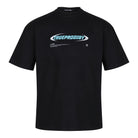 Das Ravi Oversize-Shirt von trueprodigy ist schwarz, aus schwerem Jersey-Stoff gefertigt und zeigt auf der Vorderseite ein großes blau-weißes TRUEPRODIGY-Logo mit extra Text und einem runden Emblem.